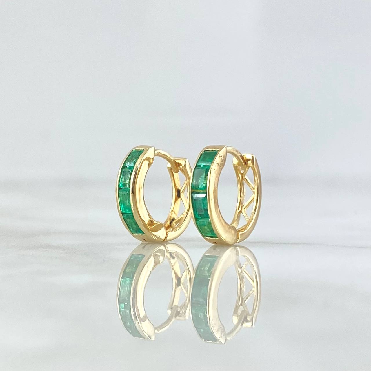 Candongas Carril Cubico Basteado 3.35gr / 1.4cm / Esmeraldas 64pts Oro Amarillo 18K (Joya) ©