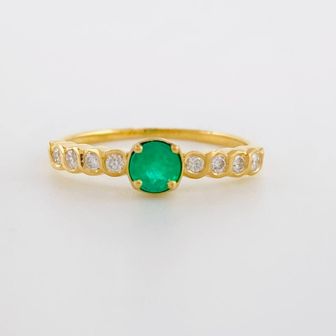 Anillo Solitario Carril Esmeraldas 17pts Diamantes 12pts 1.7g / T4 3/4 Oro Amarillo 18K