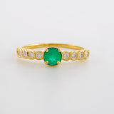 Anillo Solitario Carril Esmeraldas 17pts Diamantes 12pts 1.7g / T4 3/4 Oro Amarillo 18K