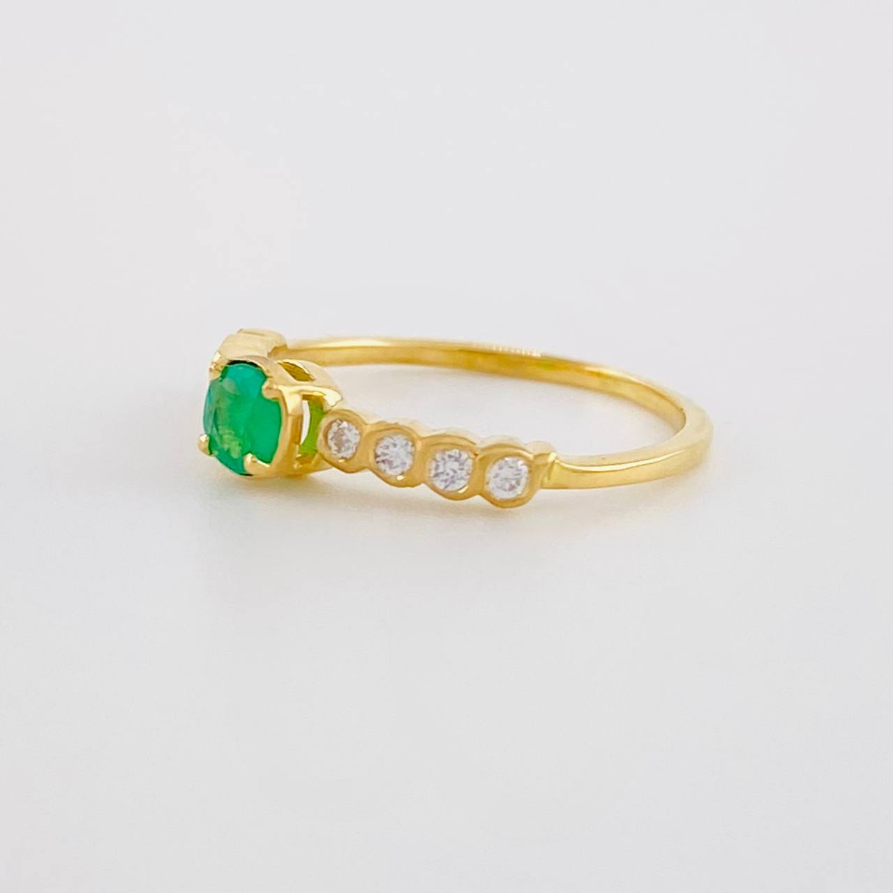 Anillo Solitario Carril Esmeraldas 17pts Diamantes 12pts 1.7g / T4 3/4 Oro Amarillo 18K