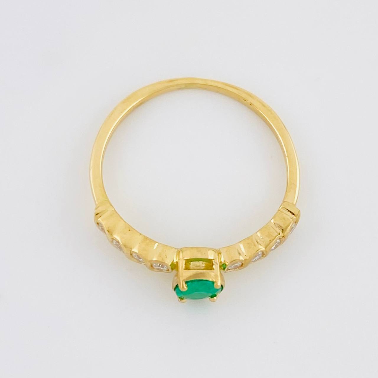 Anillo Solitario Carril Esmeraldas 17pts Diamantes 12pts 1.7g / T4 3/4 Oro Amarillo 18K