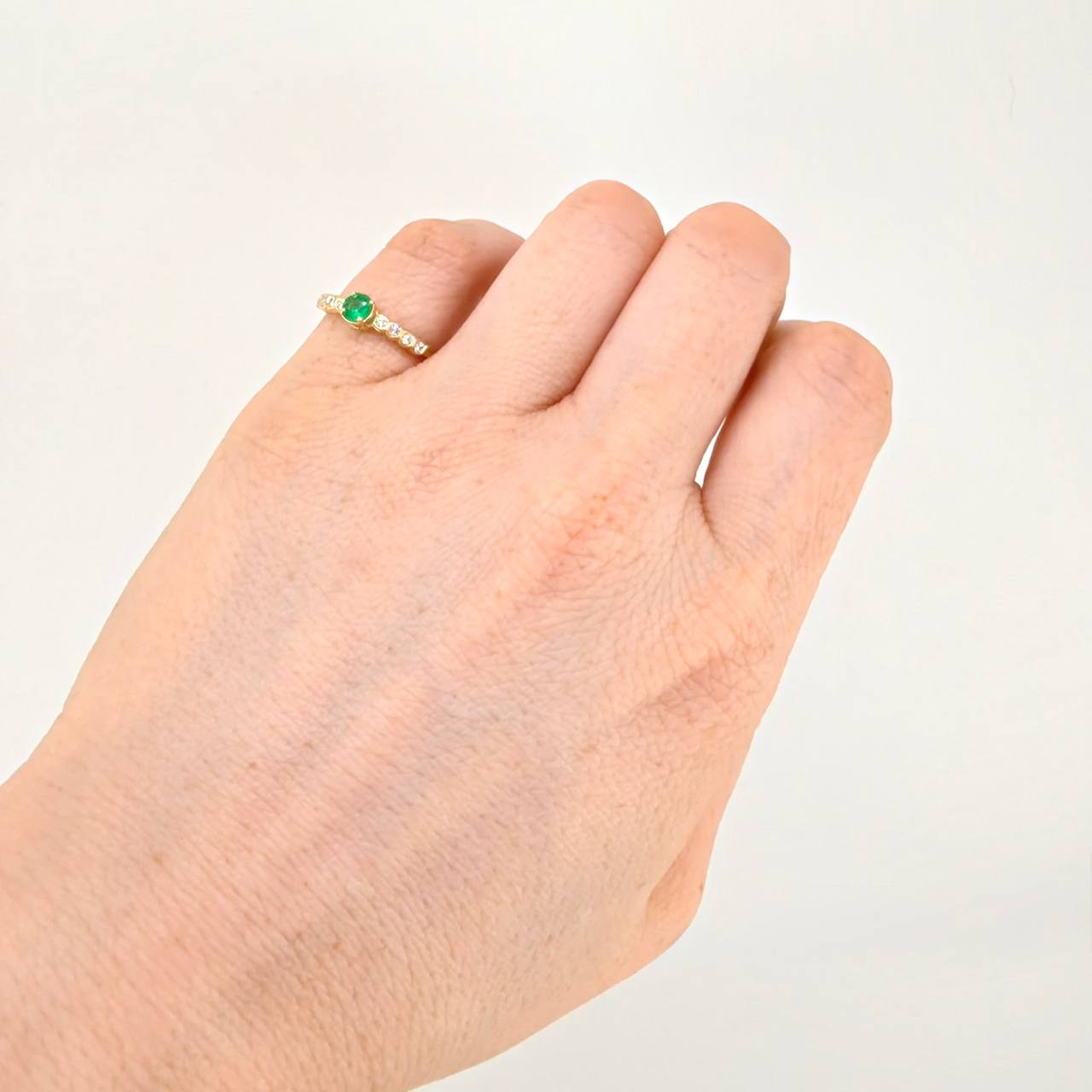 Anillo Solitario Carril Esmeraldas 17pts Diamantes 12pts 1.7g / T4 3/4 Oro Amarillo 18K