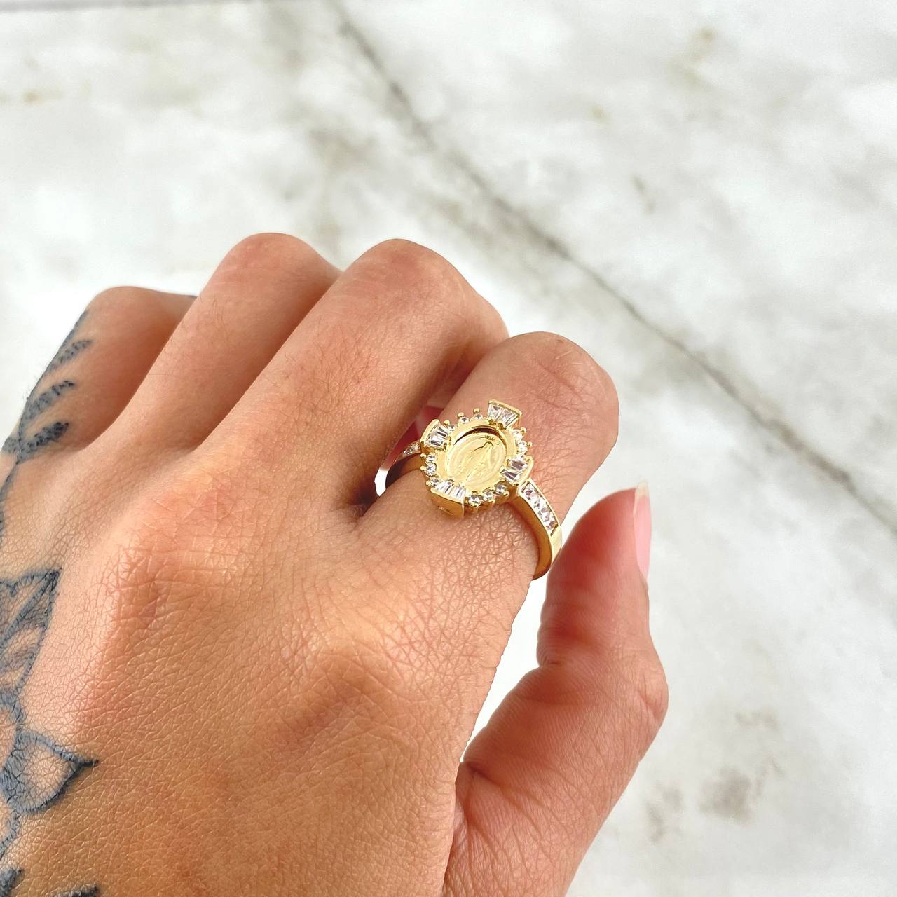 Virgin Miraculous Ring 3.9gr / Size 7 1/4 / White Zircons 18K Yellow Gold