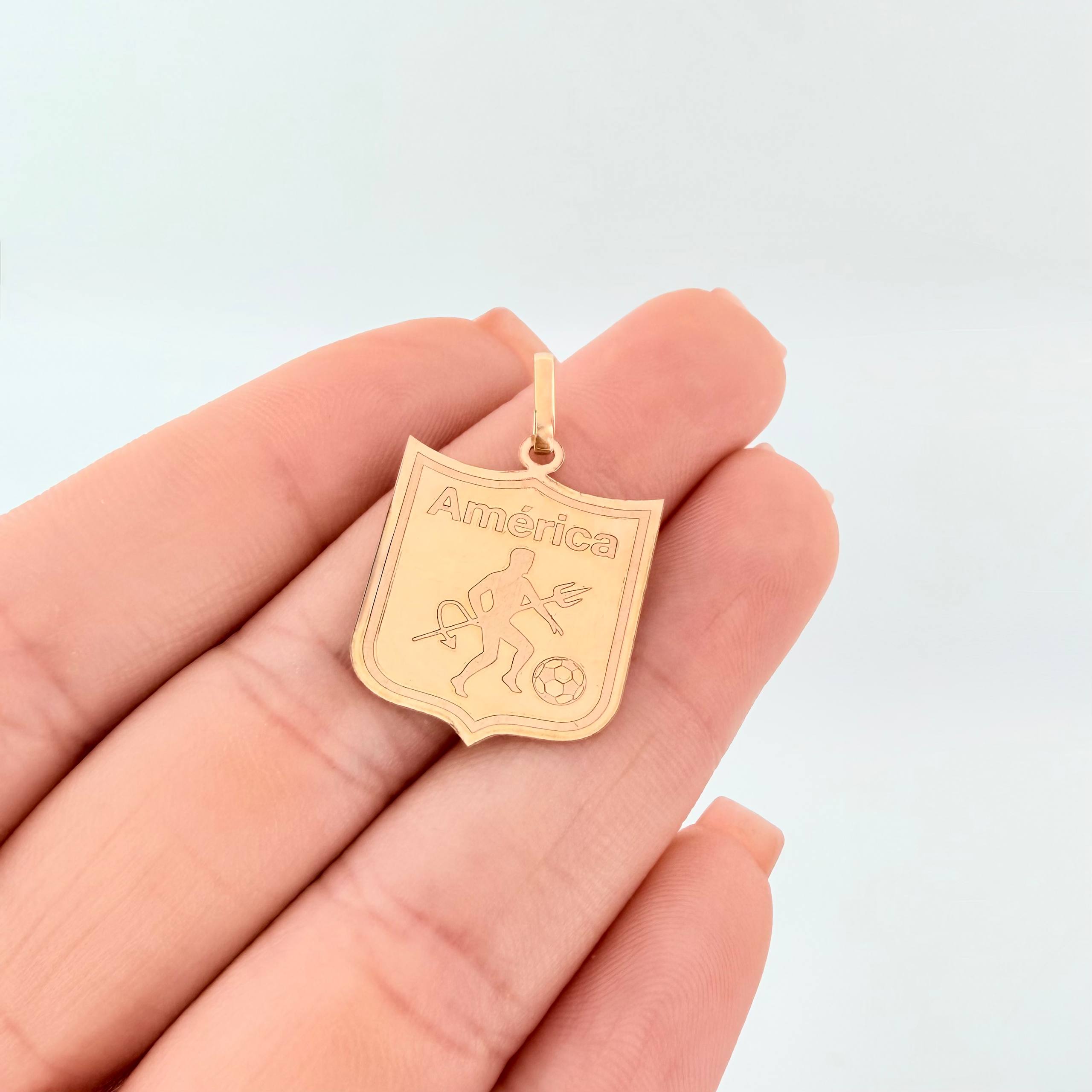 Dije Escudo America De Cali 1.3gr / 1 in / Oro Amarillo 18K ©