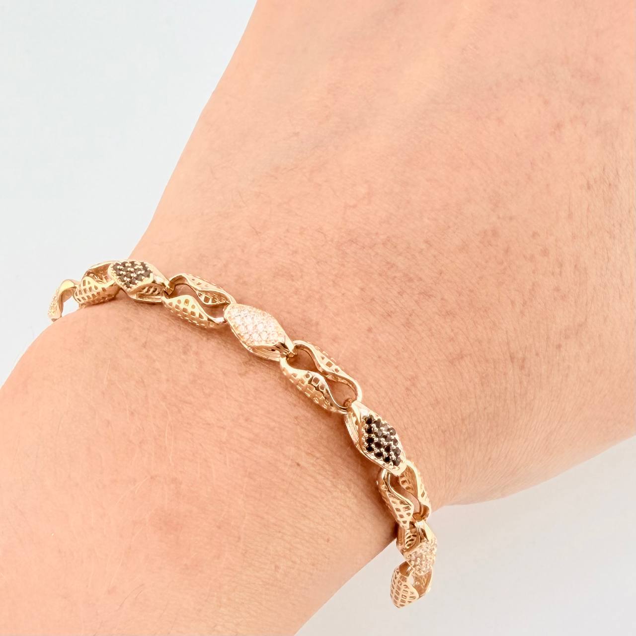 Rustic Concave Bracelet Garnet 15.55 g / 7 3/4 in / 5.4 mm Yellow Gold 18K