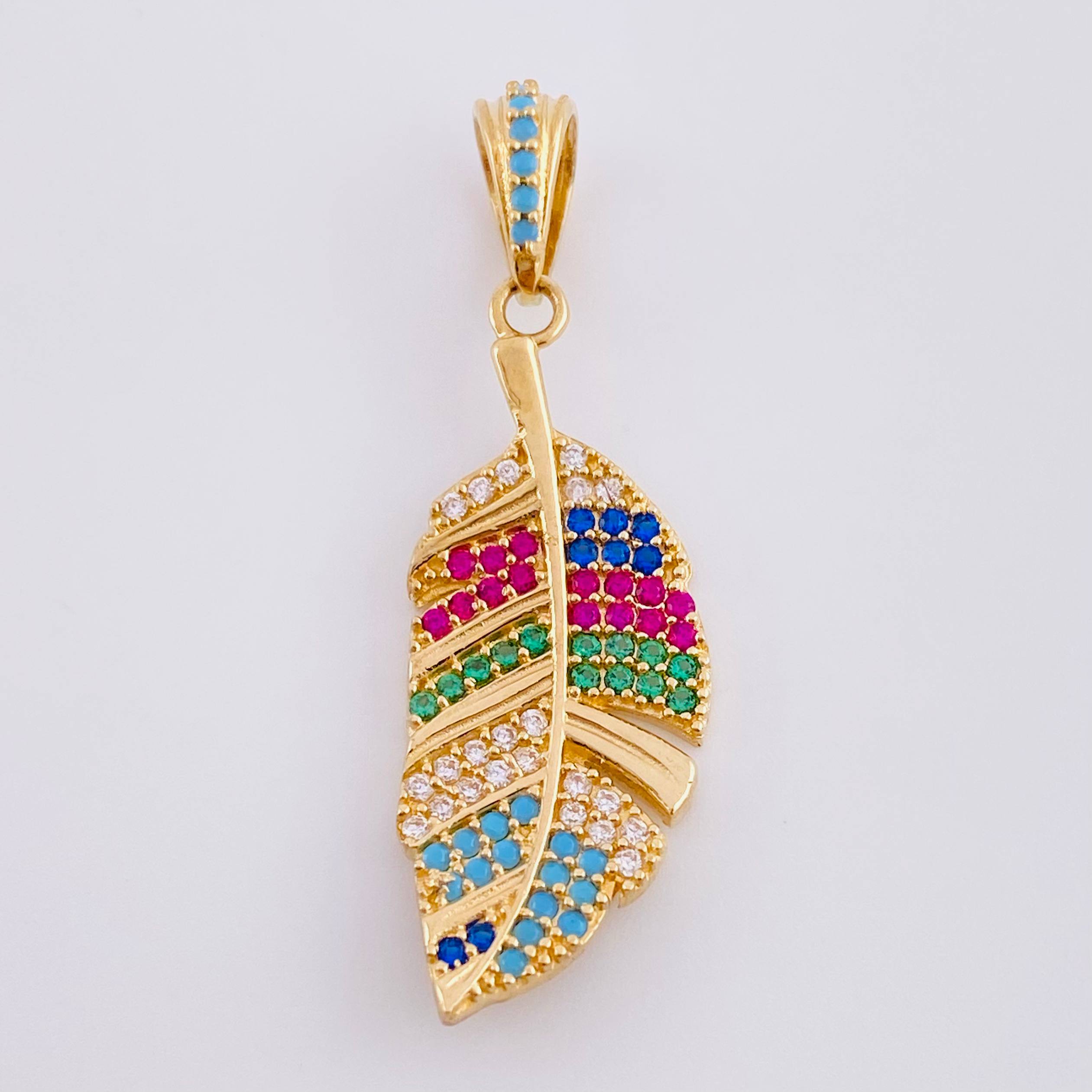 Dije Pluma Multicolor 2.5 g / 1 1/2 in Oro Amarillo 18K