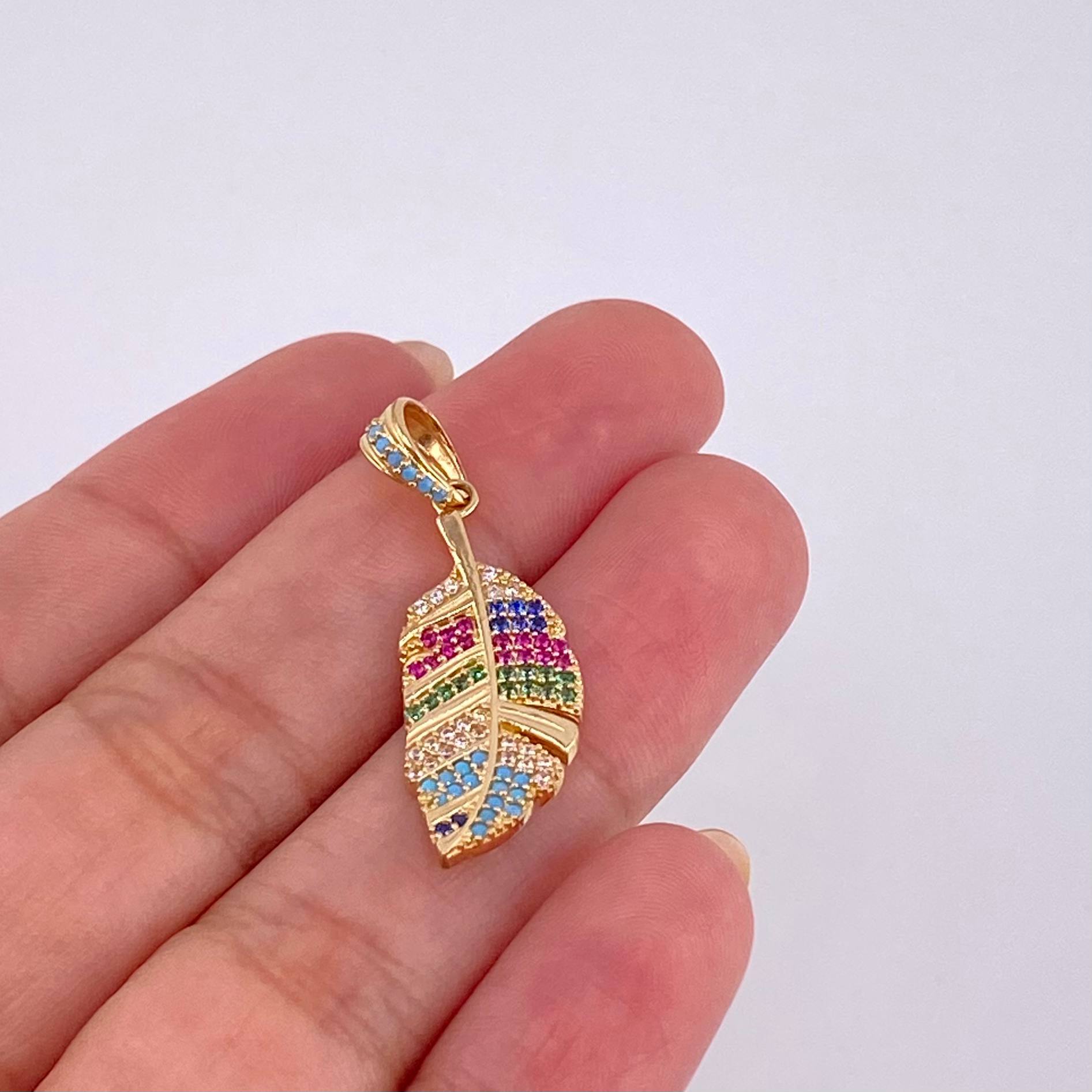 Dije Pluma Multicolor 2.5 g / 1 1/2 in Oro Amarillo 18K
