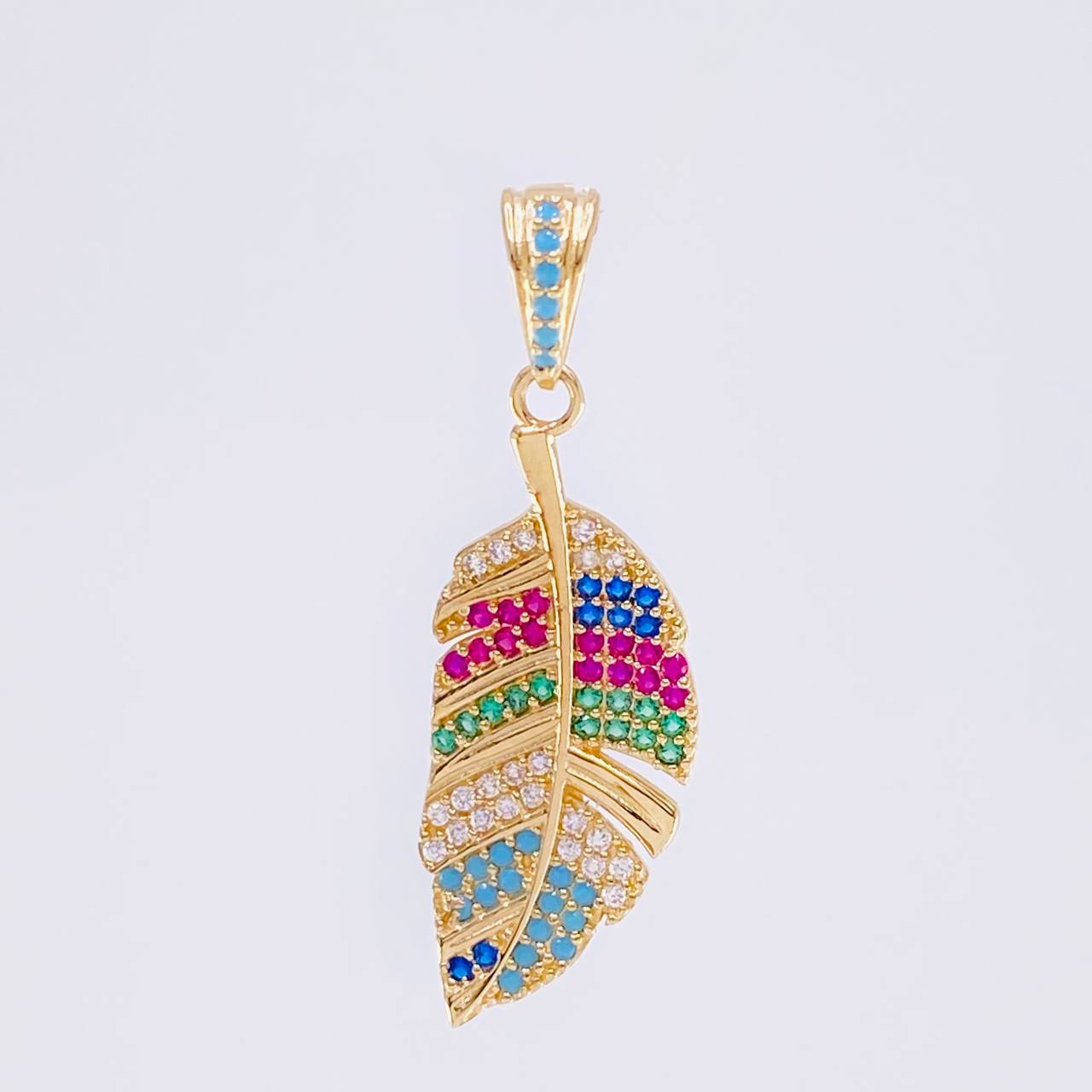 Dije Pluma Multicolor 2.5 g / 1 1/2 in Oro Amarillo 18K