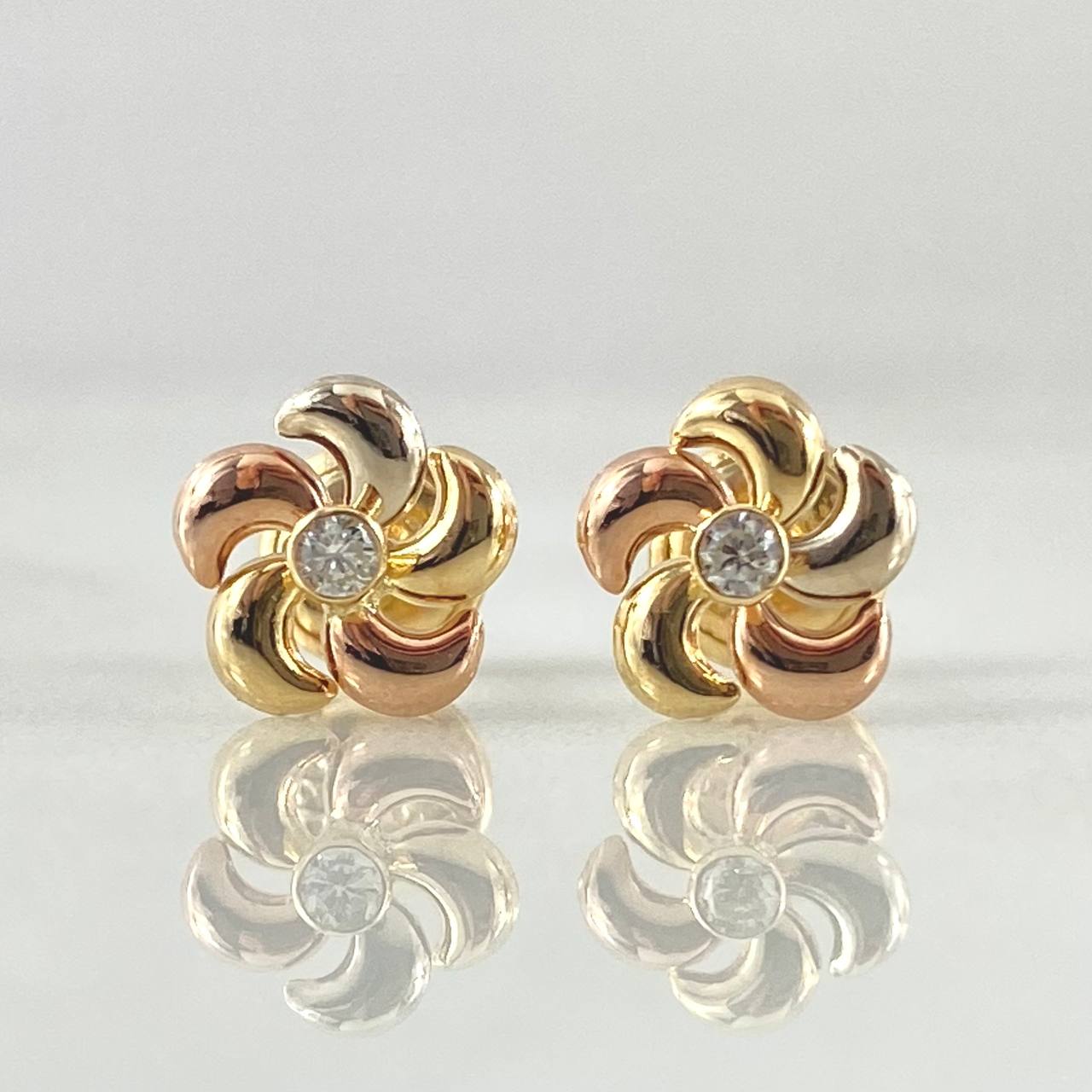 Stud Earrings Flower Helix 0.7gr / Three 18K Golds ©