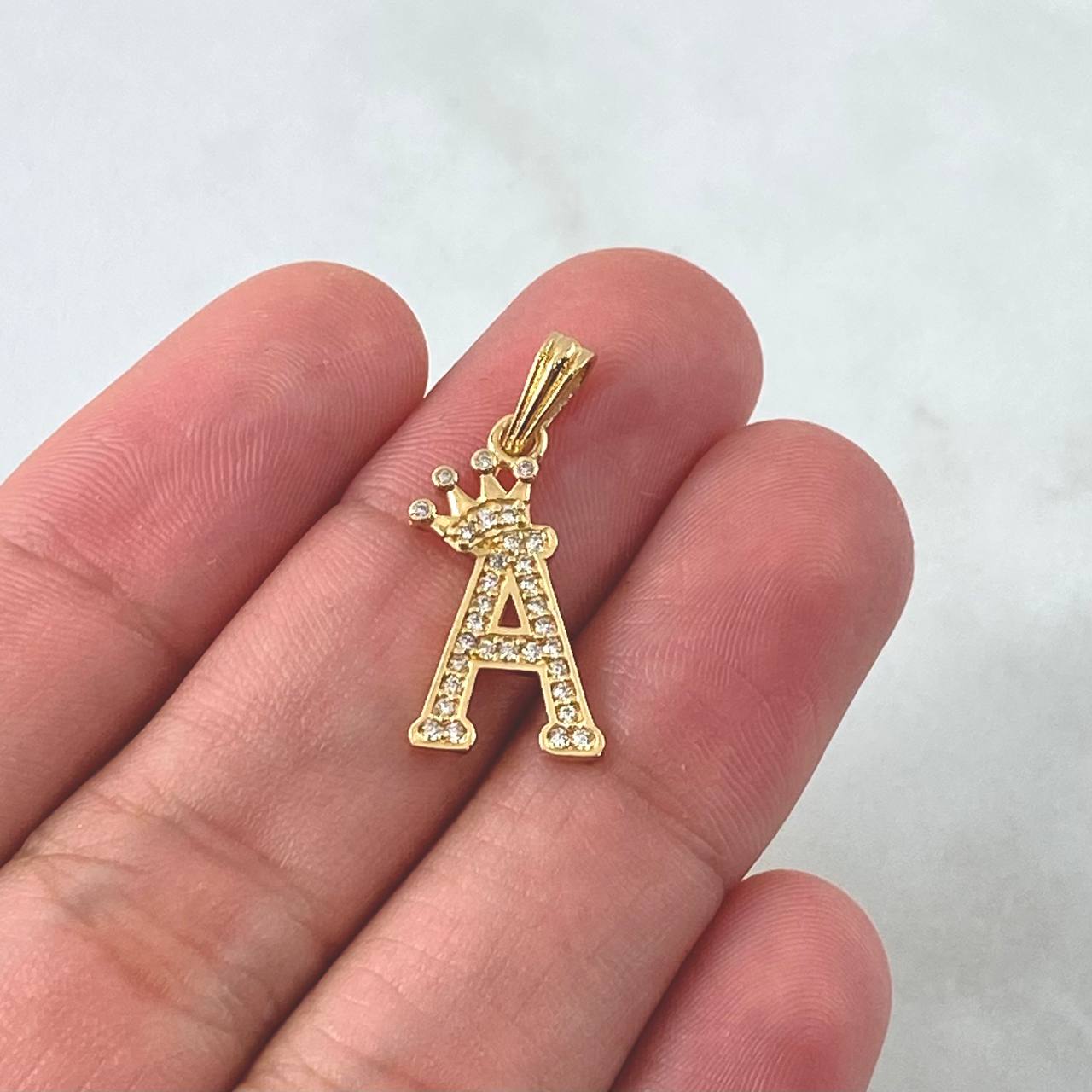 Dije Letra A Corona 1.35gr / 2.5cm / Circones Blancos Oro Amarillo 18K