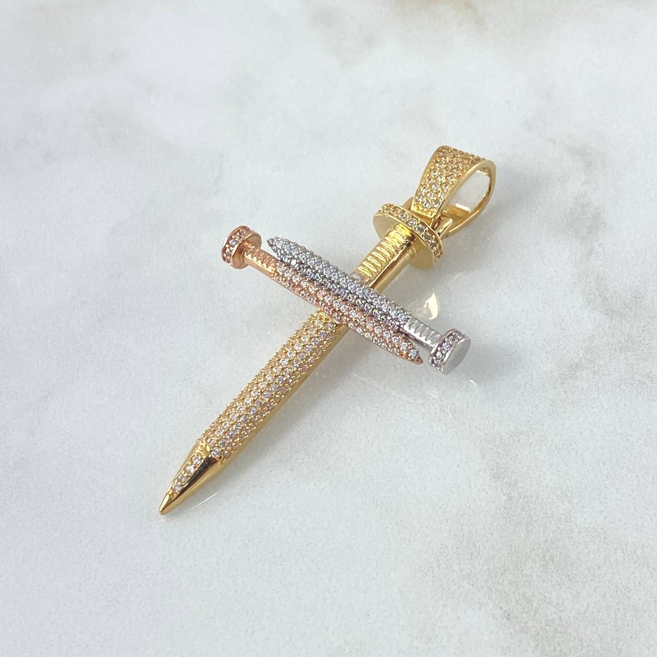 Dije Cruz Clavo 8.3gr / 3.3cm-6cm / Circones Blancos Tres Oros 18K ©