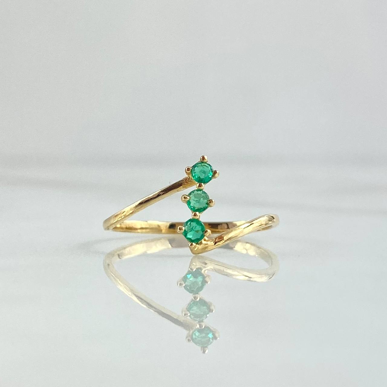 Trio Vertical Ring 1.35gr / Size 7 3/4 / Emeralds 15Pts 18K Yellow Gold (Jewel)