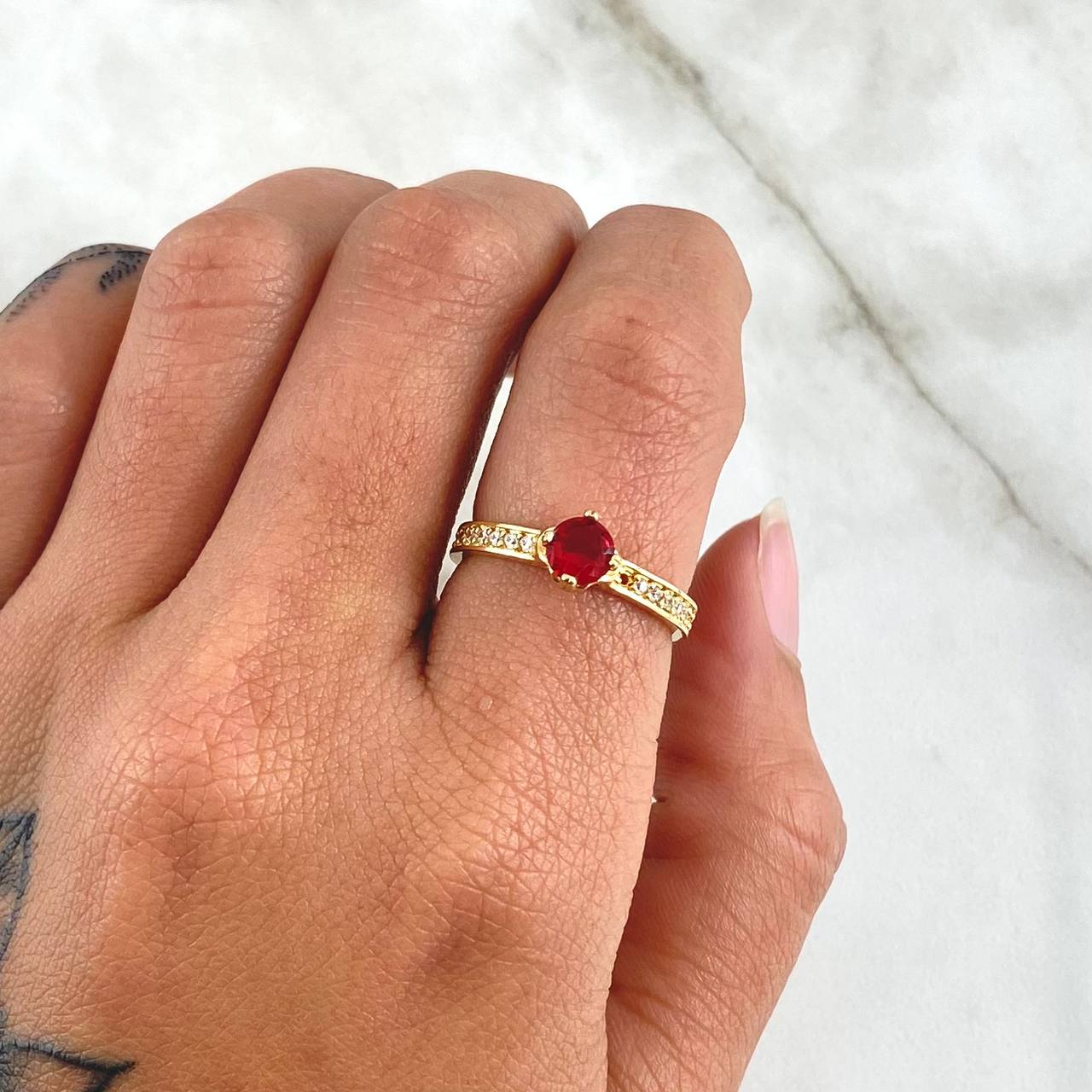 Baroque Solitaire Ring 2.8gr / Size 5 3/4 / White Zircons - 18K Yellow Rose Gold