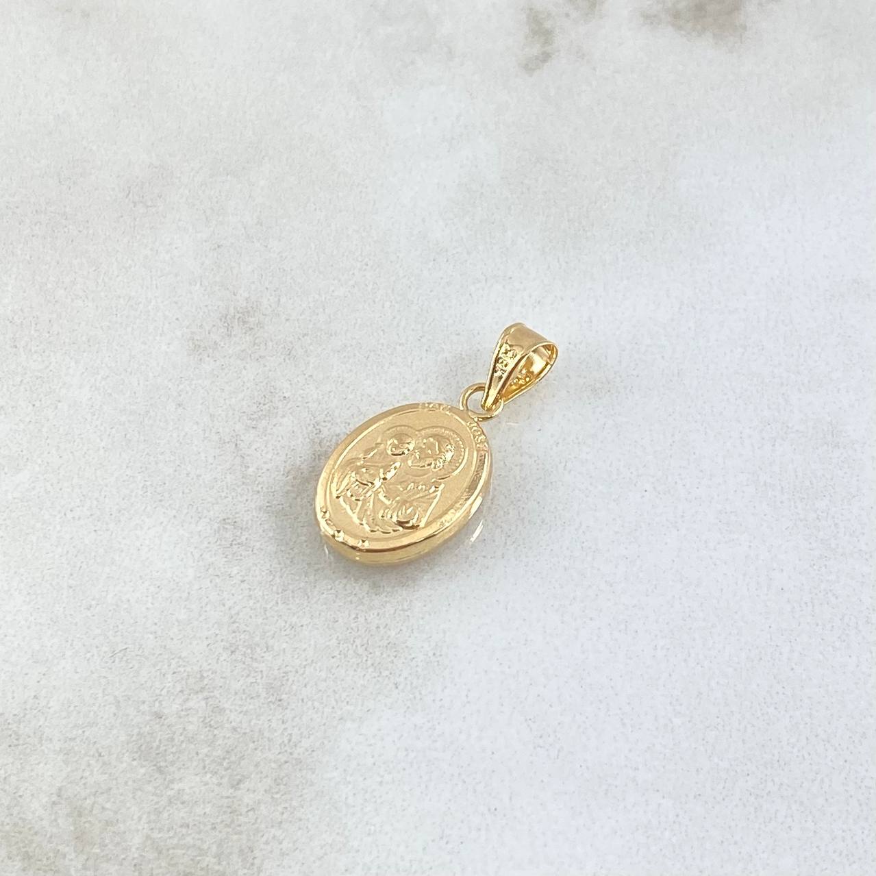 Dije San José 0.65gr / 2cm / Ovalo Cargador Liso Oro Amarillo 18K ©