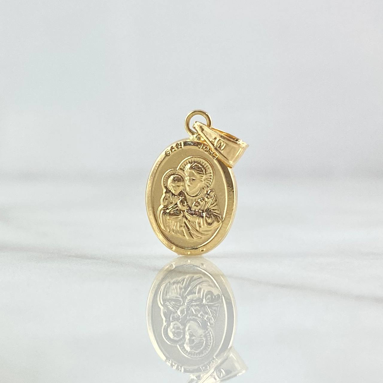 Dije San José 0.65gr / 2cm / Ovalo Cargador Liso Oro Amarillo 18K ©