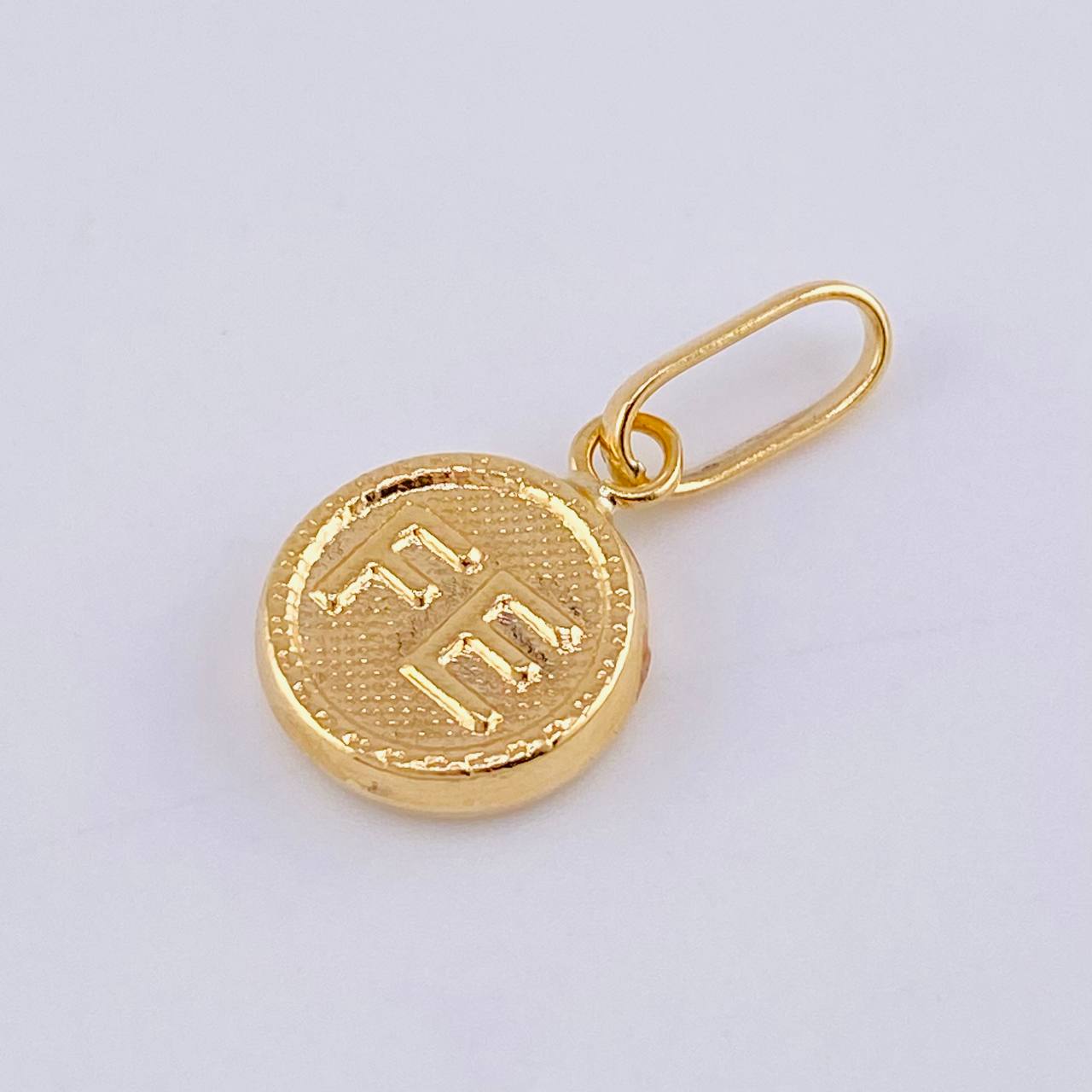 Dije Fe 0.8gr / 3/4 in / Oro Amarillo 18K *