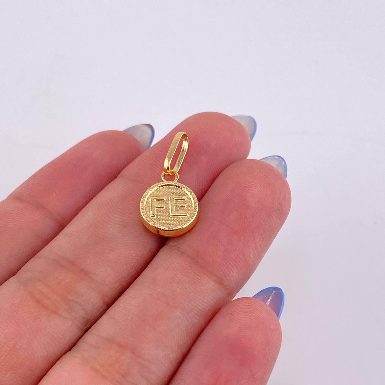 Dije Fe 0.6 g / 3/4 in Oro Amarillo 18K