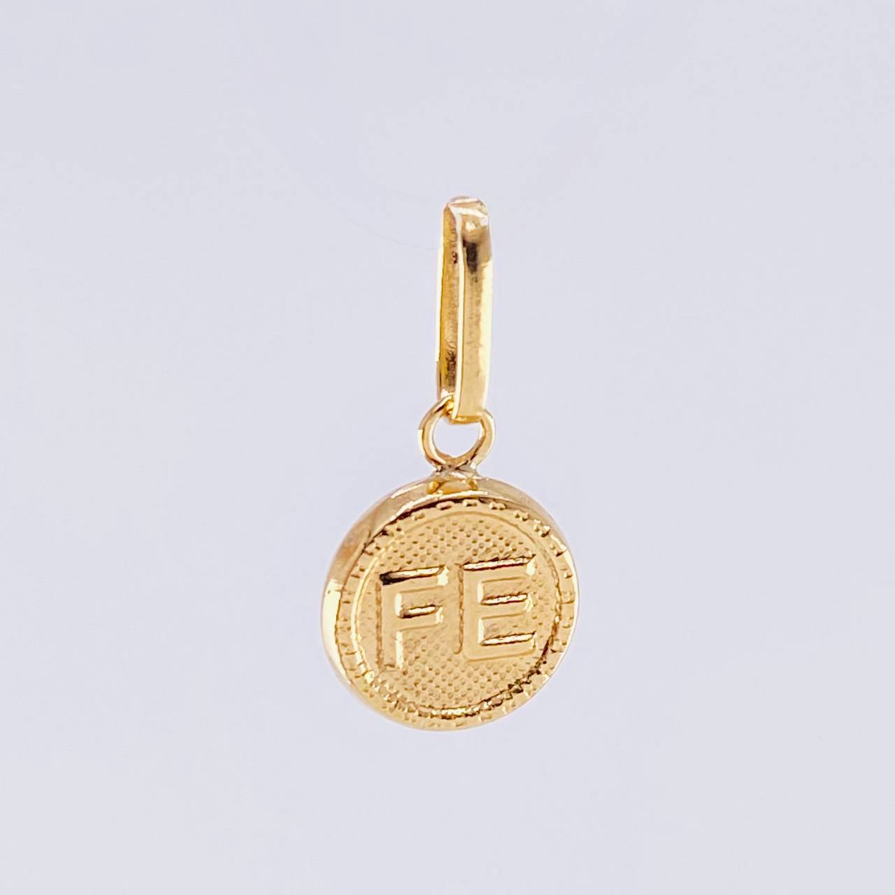 Dije Fe 0.55 g / 3/4 in Oro Amarillo 18K