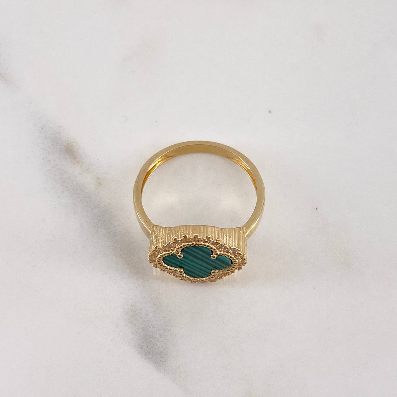 Anillo Trebol 3.95gr / T7 1/4 / Malaquita Verde Circones Blancos Oro Amarillo 18K &