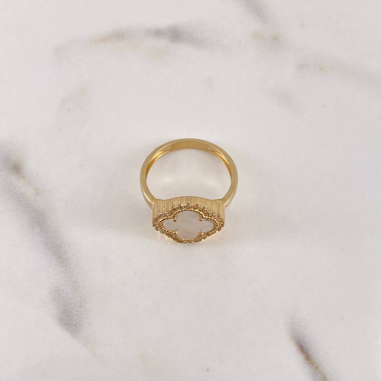 Anillo Trebol 3.85gr / T7 / Nacar Blanco Circones Blancos Oro Amarillo 18K &