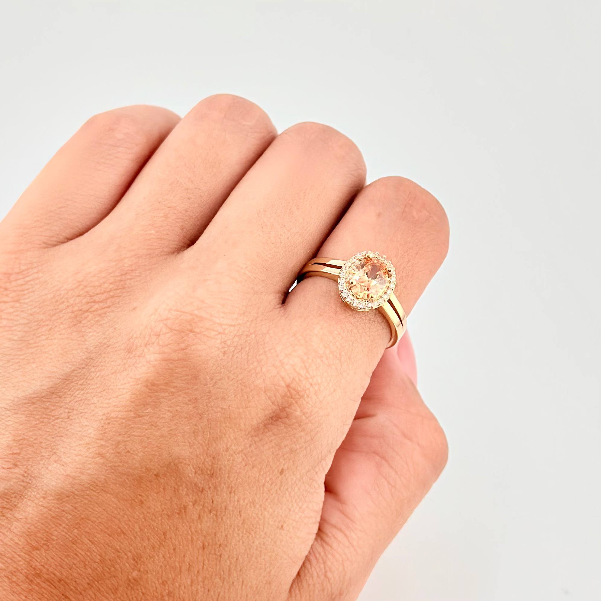 Oval Cluster Ring 3.35g / Size 7 1/2 Yellow Gold 18K