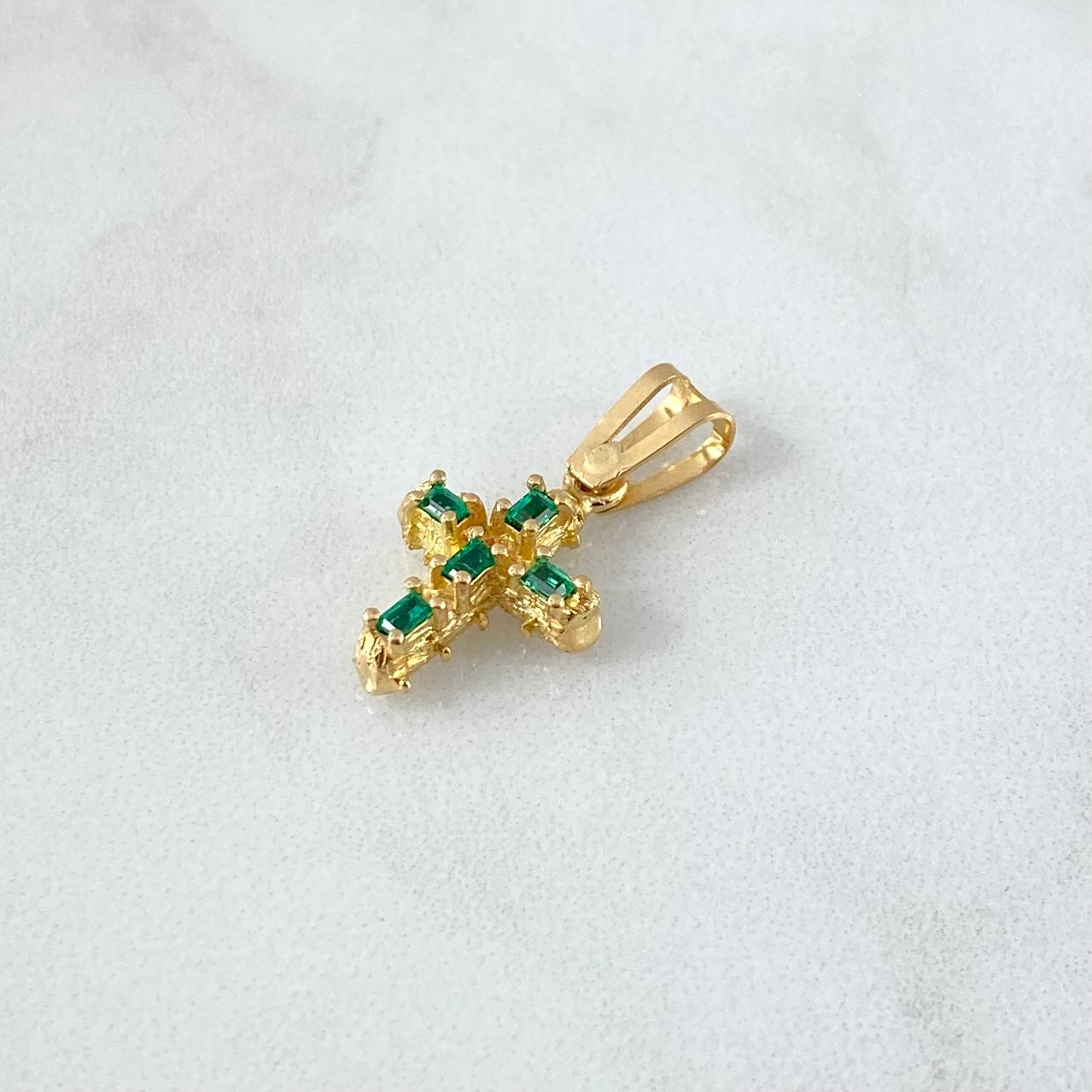 Dije Cruz Tronco 2.4gr / 2.5cm / Esmeraldas 25pts Oro Amarillo 18K (Joya) ©