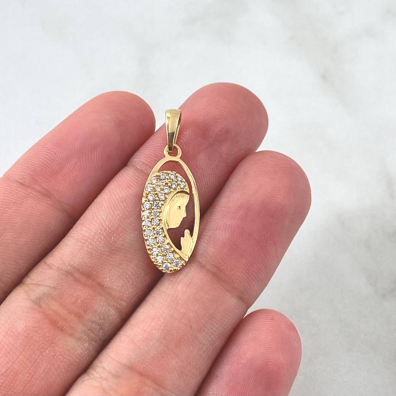 Dije Viregen Maria 1.4gr / 2.7cm / Circones Blancos Oro Amarillo 18K ©