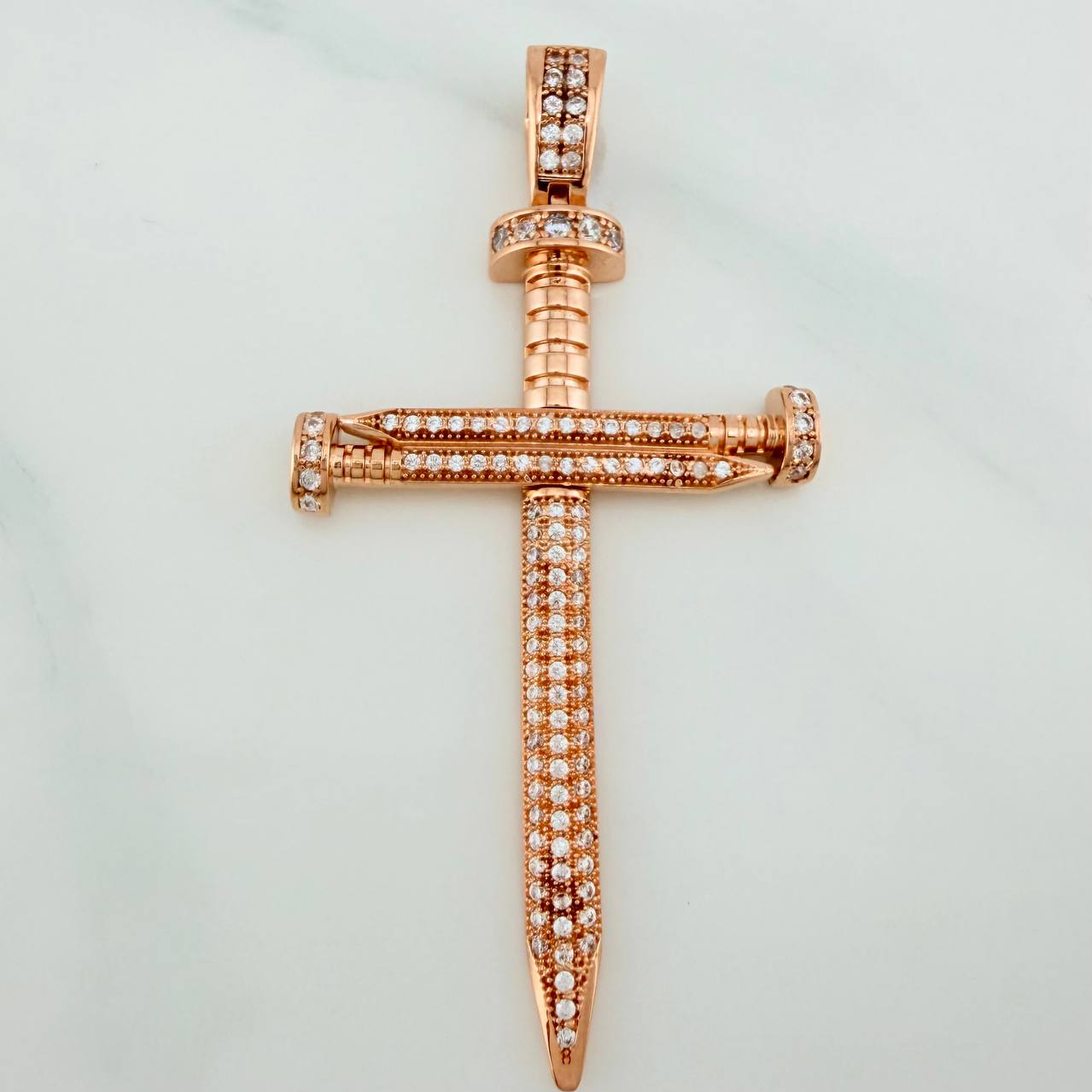 Dije Cruz Clavo 8.3gr / 2 1/2 in / Oro Rosa 18K $