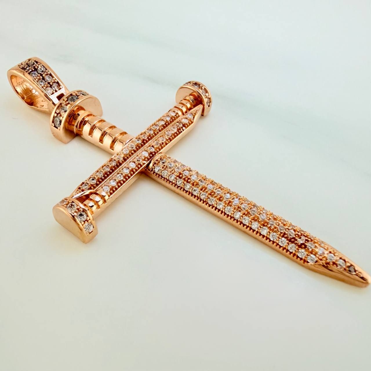 Dije Cruz Clavo 8.3gr / 2 1/2 in / Oro Rosa 18K $