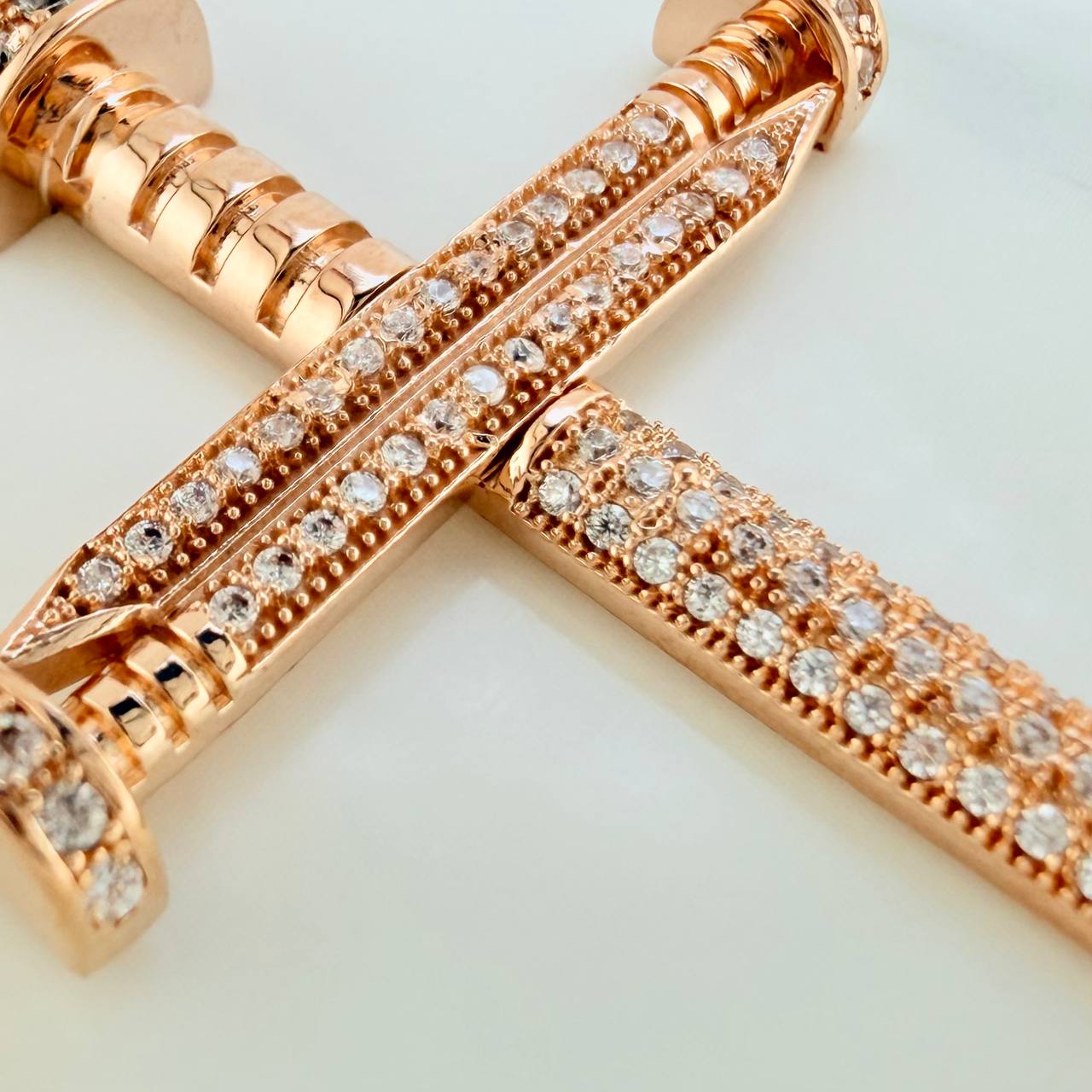 Dije Cruz Clavo 8.3gr / 2 1/2 in / Oro Rosa 18K $