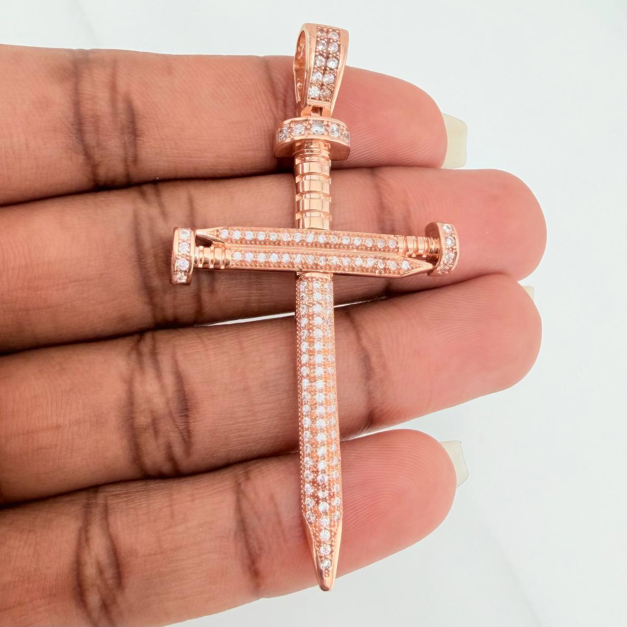 Dije Cruz Clavo 8.3gr / 2 1/2 in / Oro Rosa 18K $