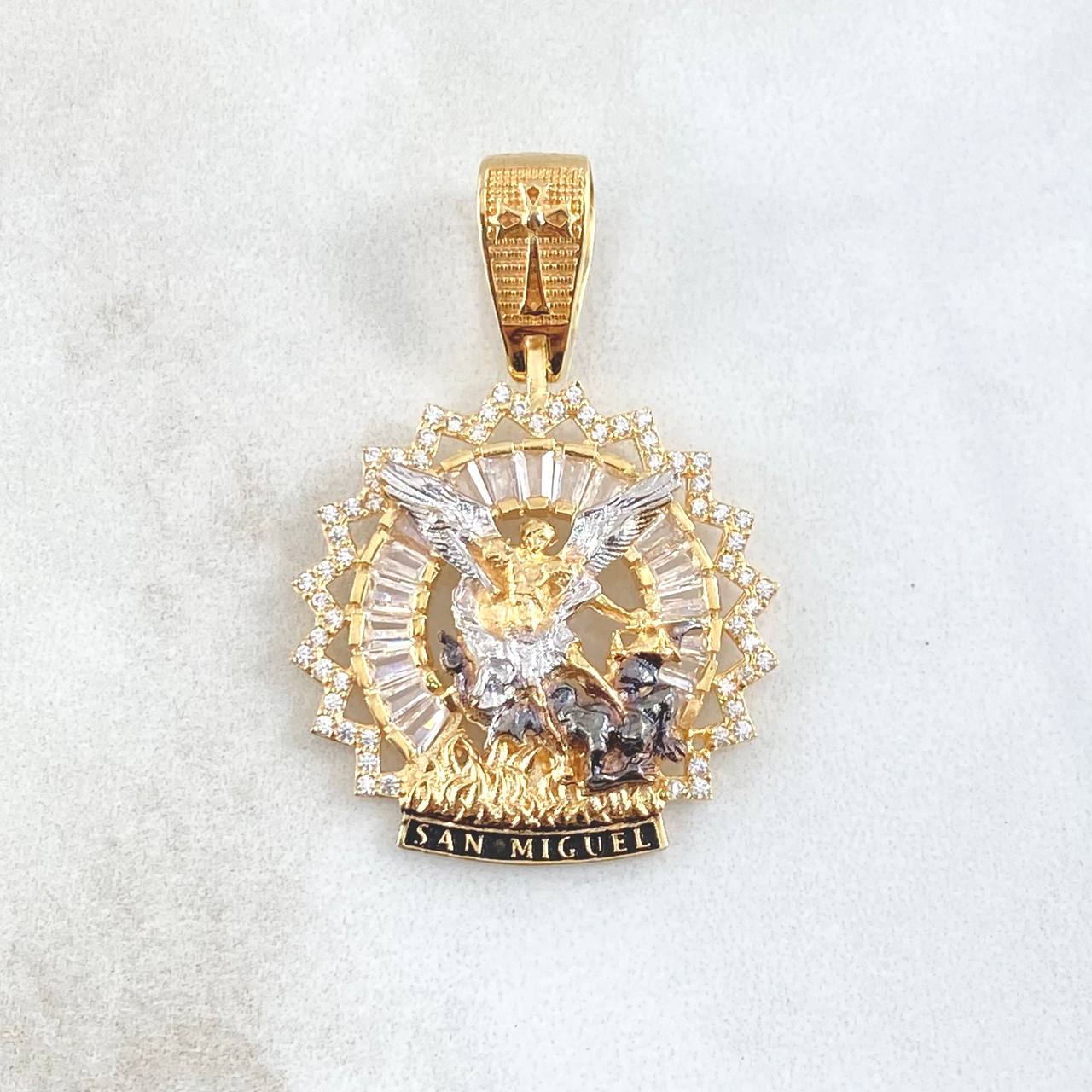Pendant San Miguel Double Halo 7.15gr / 3.9cm / White Zircon Relief 18K Yellow Gold ©