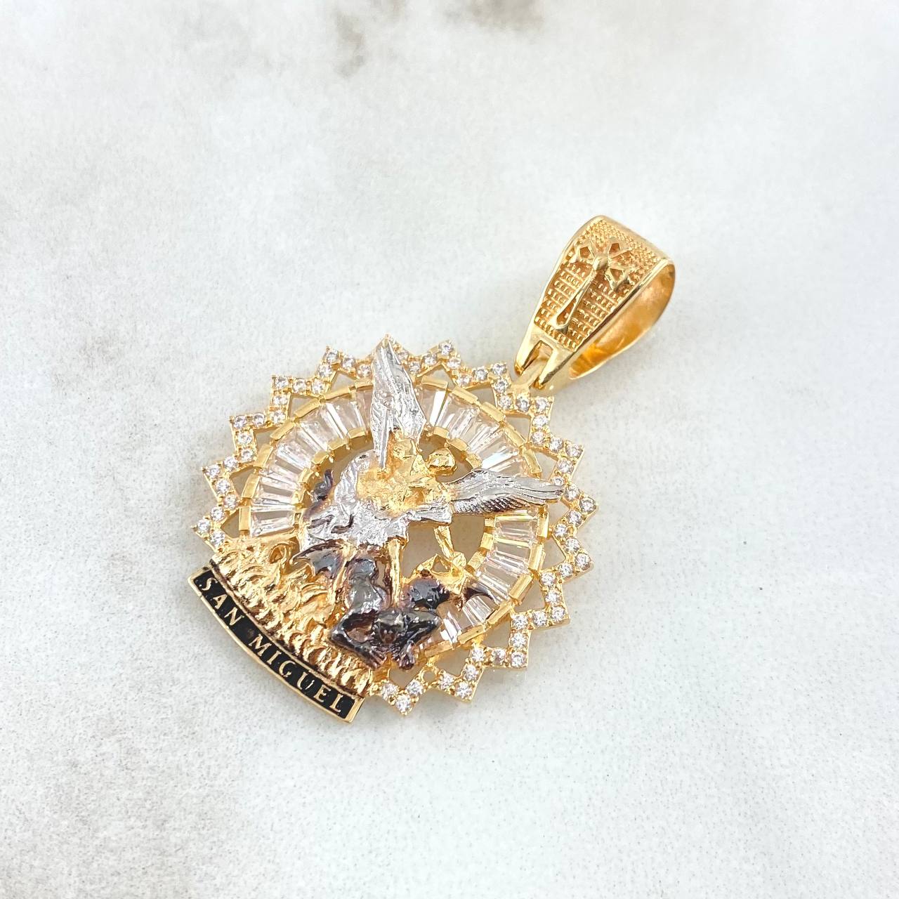 Pendant San Miguel Double Halo 7.15gr / 3.9cm / White Zircon Relief 18K Yellow Gold ©