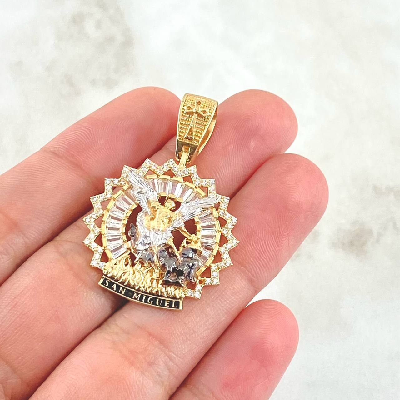 Pendant San Miguel Double Halo 7.15gr / 3.9cm / White Zircon Relief 18K Yellow Gold ©