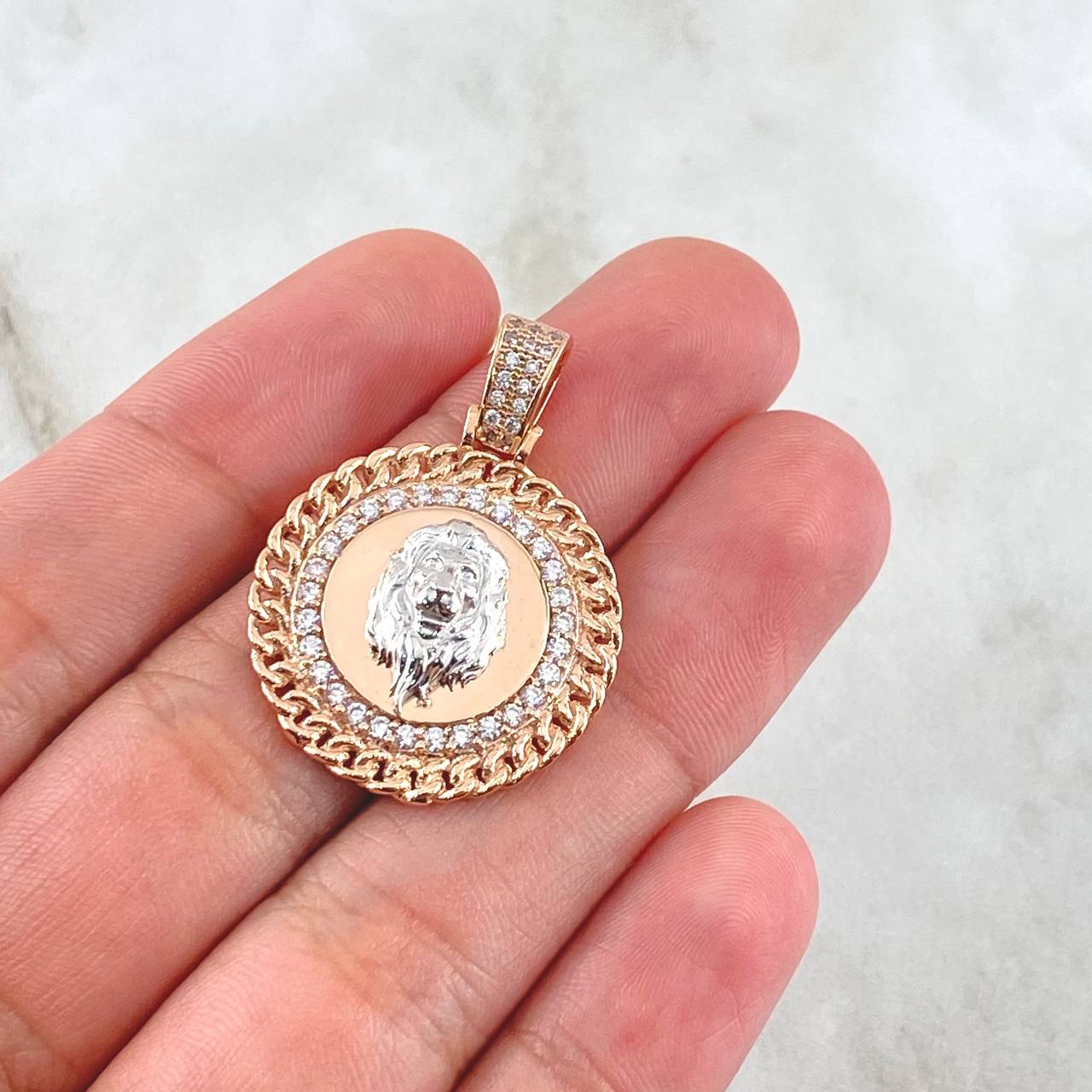 Pendant Cuban Lion Medallion 7.6gr / 3.1cm / Relief White Zirconia Two-tone 18K White and Rose Gold ©
