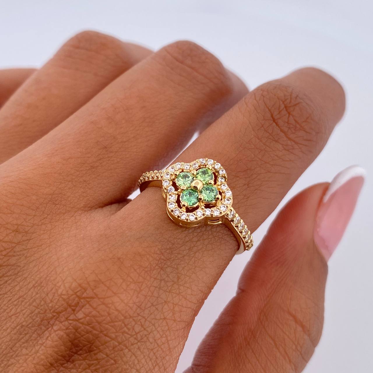 Anillo Trebol 2.9gr / T6 1/4 / Circones Verdes Blancos Oro Amarillo 18K &