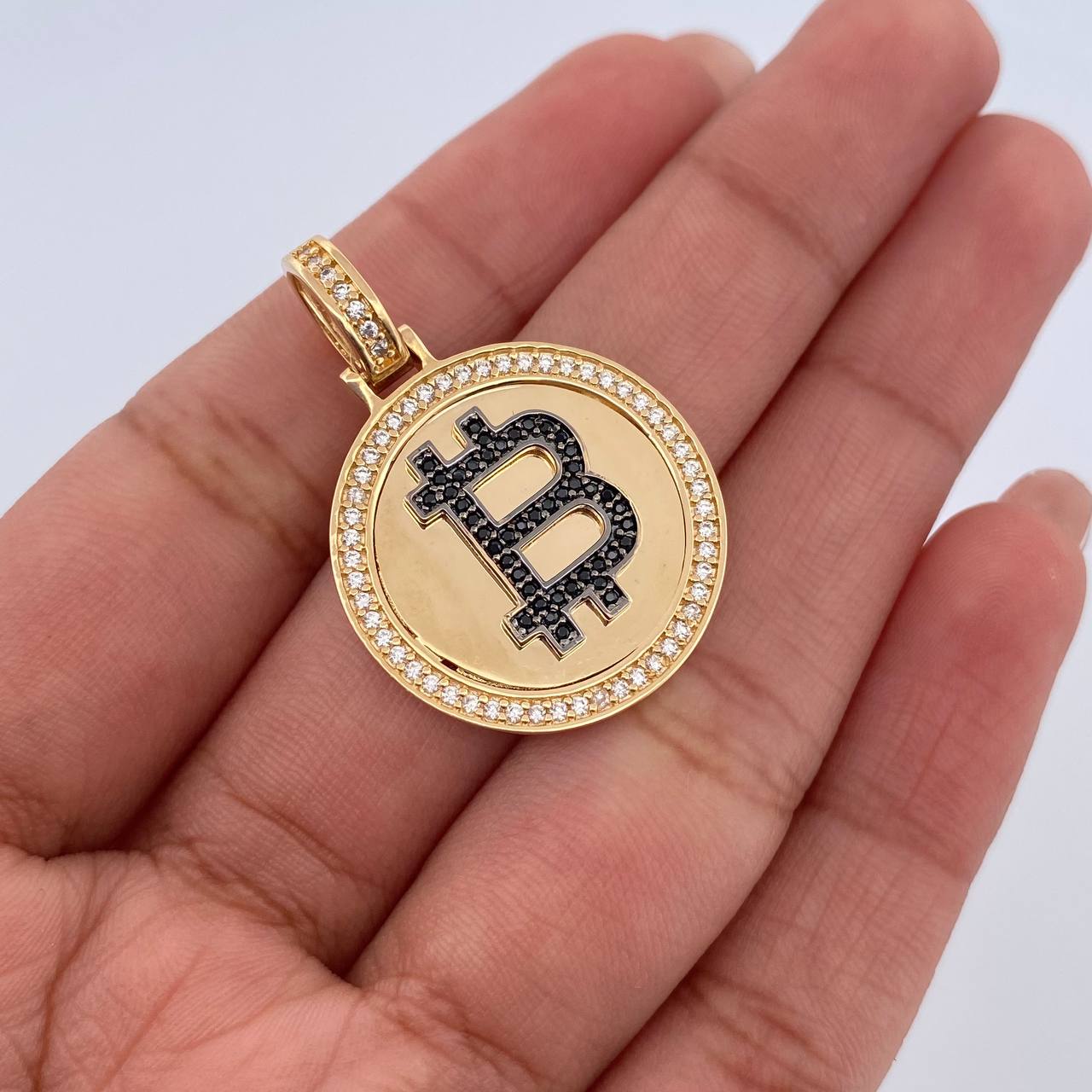 Dije Bitcoins 4.85gr / 3.2cm / Circones Negros Blancos Dos Oros Negro Amarillo 18K &