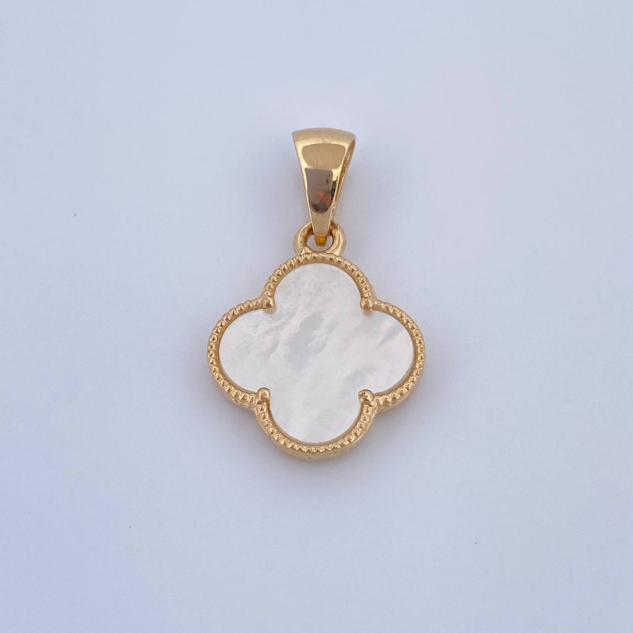 Pendant Clover 1.85gr / 0.9in / White Mother-of-Pearl 18K Gold &