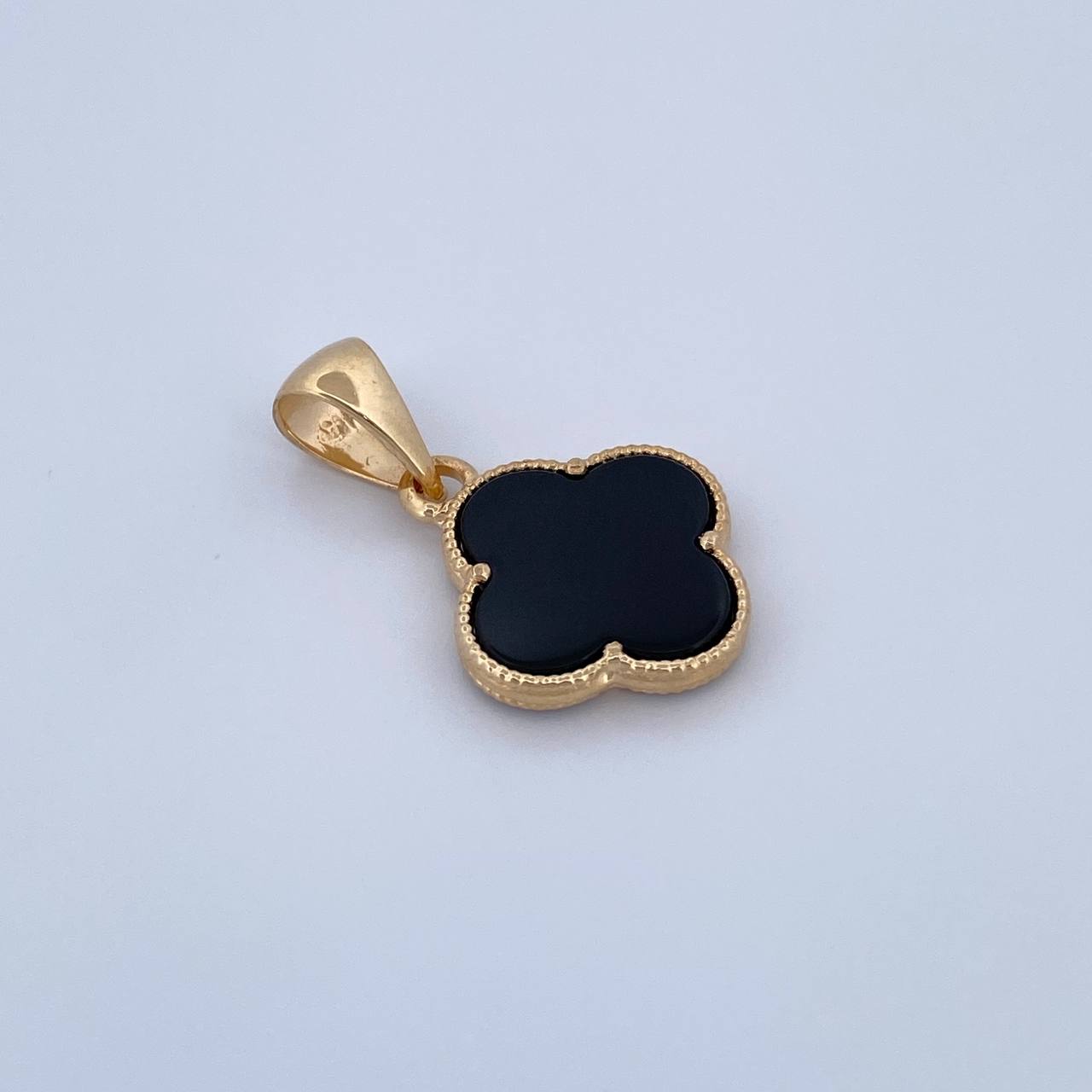 Dije Trebol 1.85gr / 2.4cm / Onix Negra Oro Amarillo 18K &