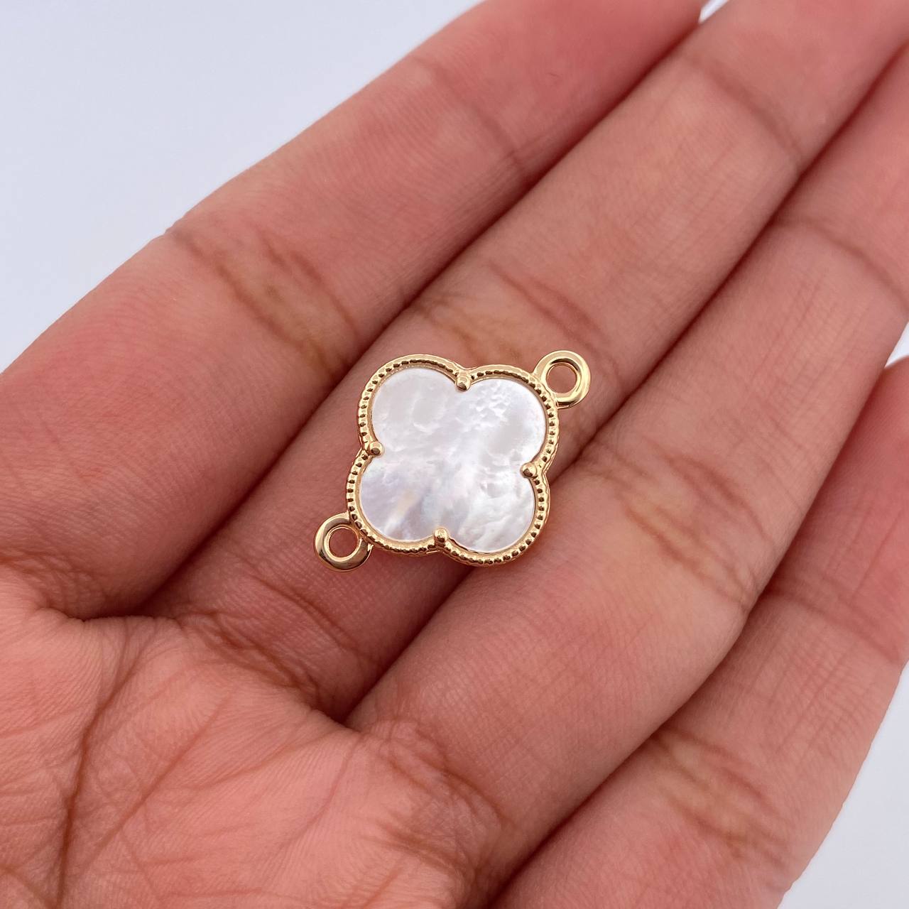 Charm Clover 1.75gr / 0.8in / White Mother-of-Pearl 18K Gold &