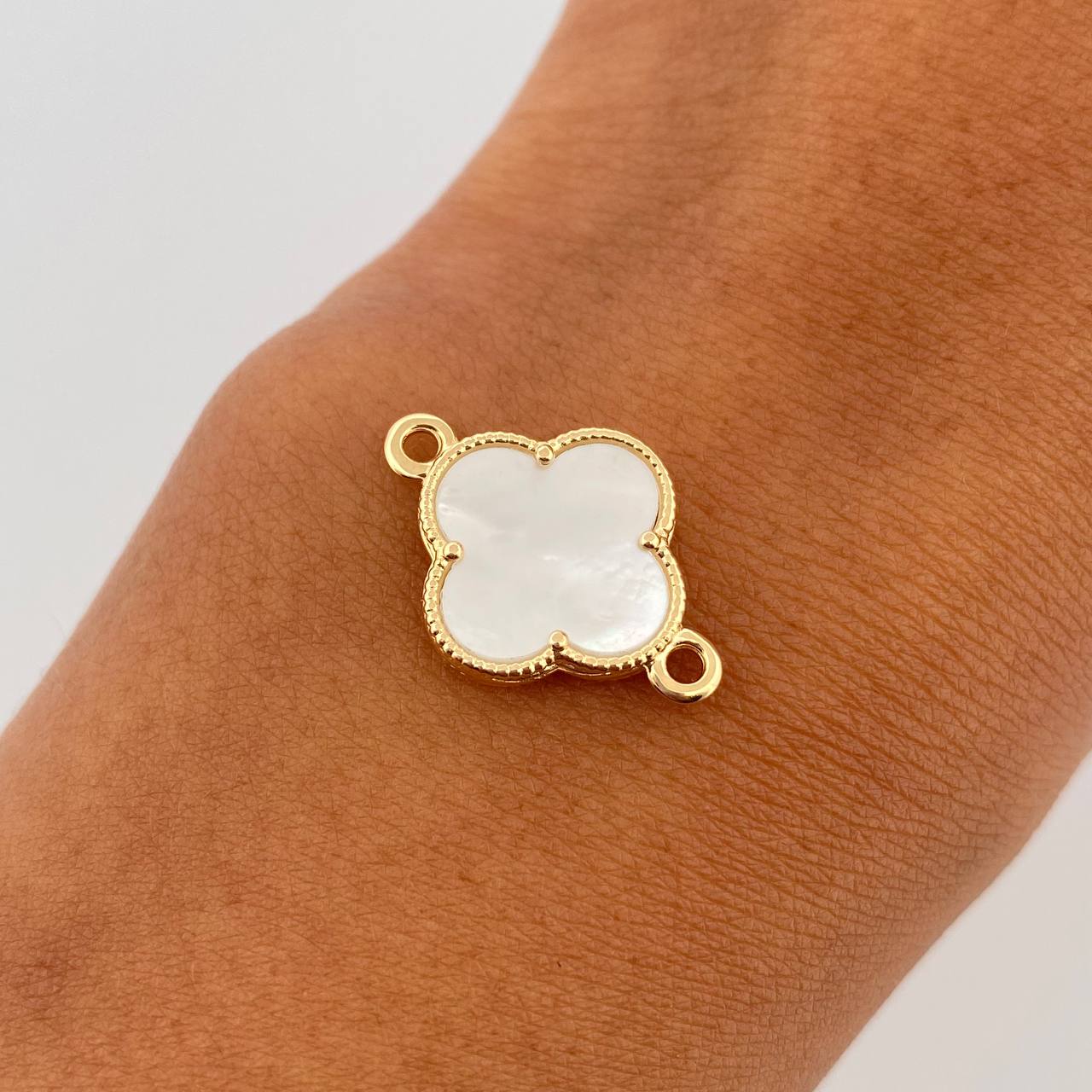 Charm Clover 1.75gr / 0.8in / White Mother-of-Pearl 18K Gold &
