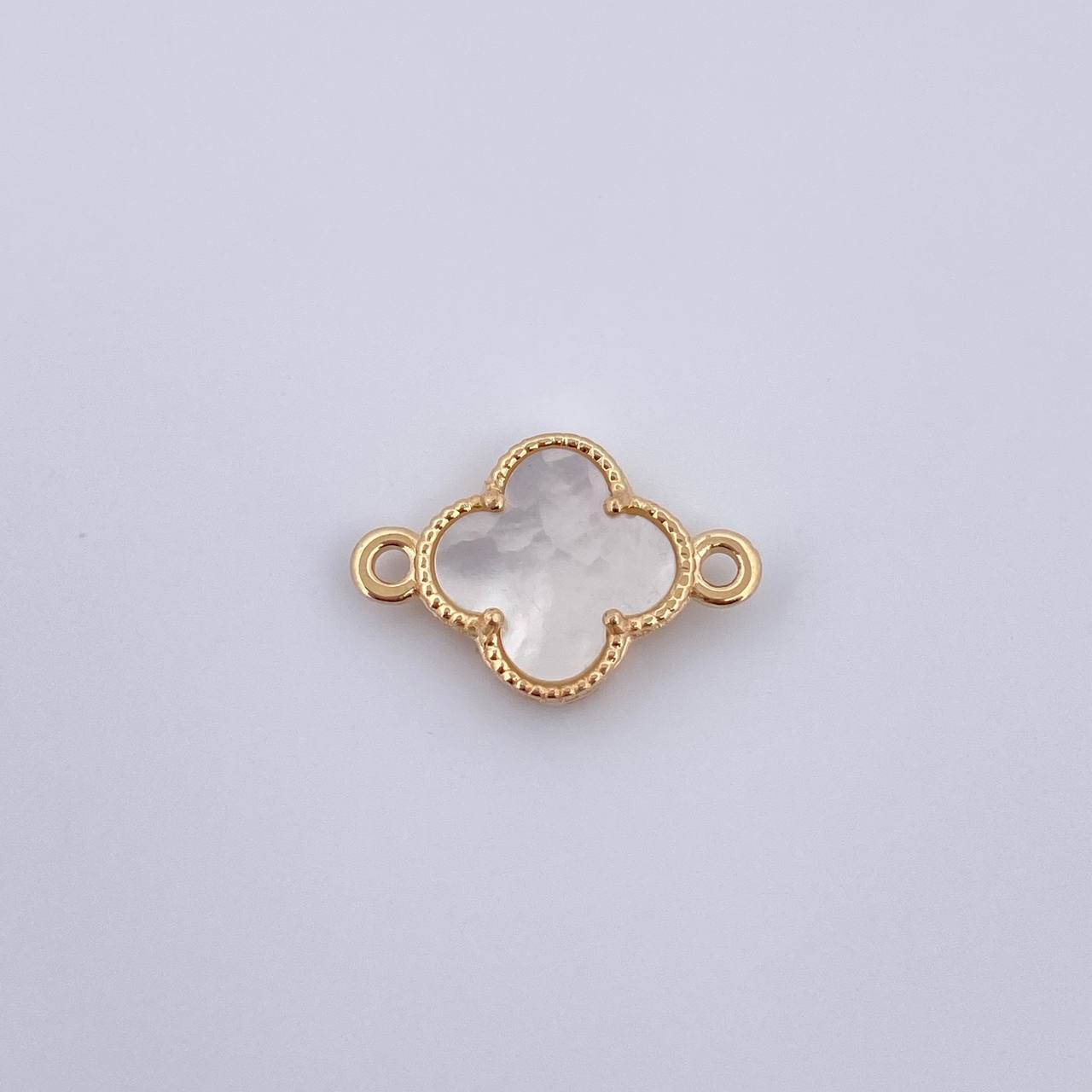 Charm Clover 1.15gr / 0.7in / White Mother-of-Pearl 18K Gold &