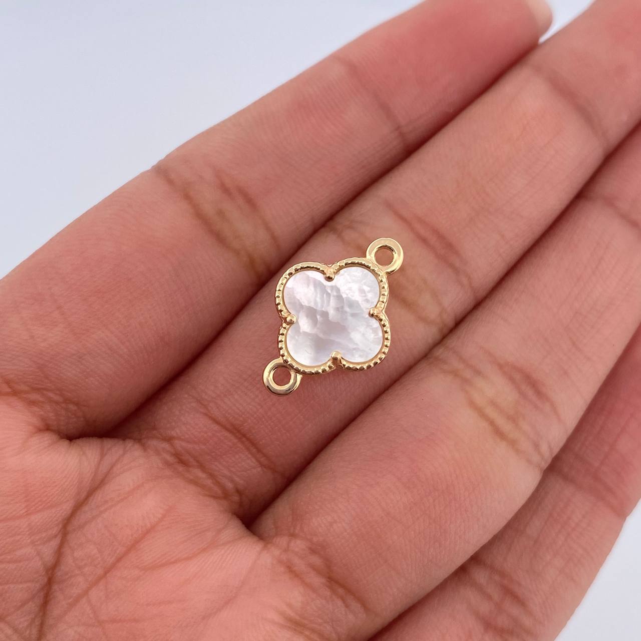 Charm Clover 1.15gr / 0.7in / White Mother-of-Pearl 18K Gold &