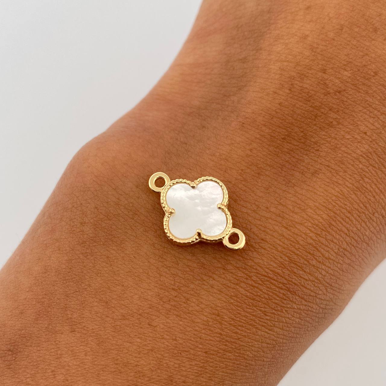 Charm Clover 1.15gr / 0.7in / White Mother-of-Pearl 18K Gold &