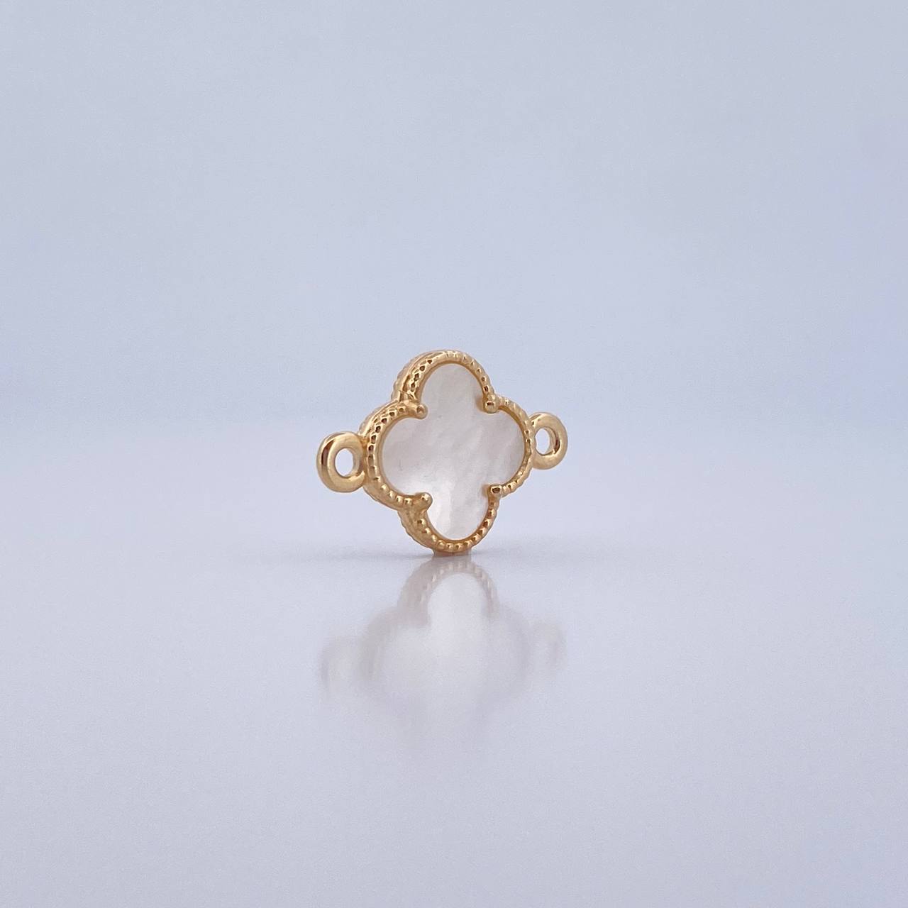 Charm Clover 1.15gr / 0.7in / White Mother-of-Pearl 18K Gold &