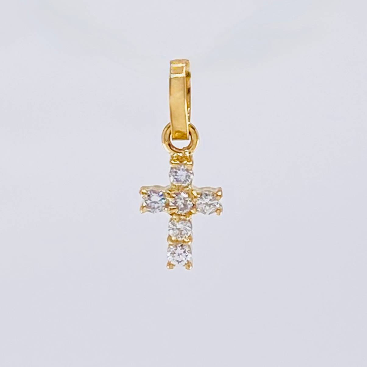 Dije Cruz Diamantes 8 Pts 0.4 g / 1/2 in Oro Amarillo 18K
