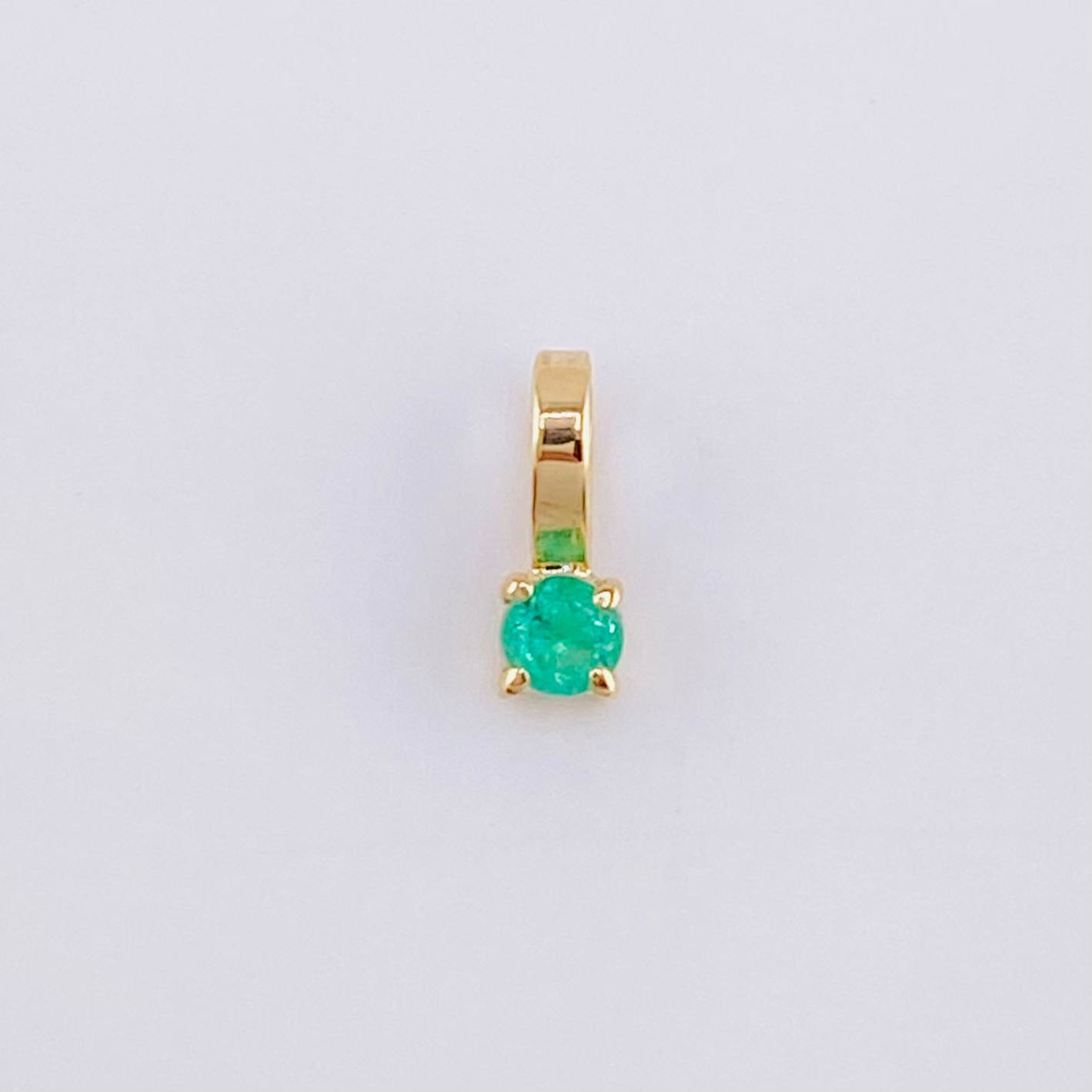 Pendant Four Claws Emerald 6 Pts 0.15 g / 1/4 in 18K Yellow Gold