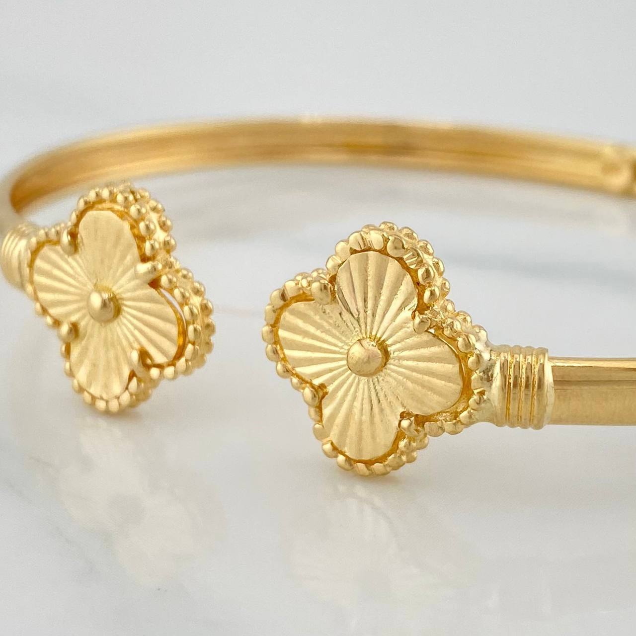 Bracelet Hoop Clover 7.4 g / 7 in / 4.1 mm Yellow Gold 18K