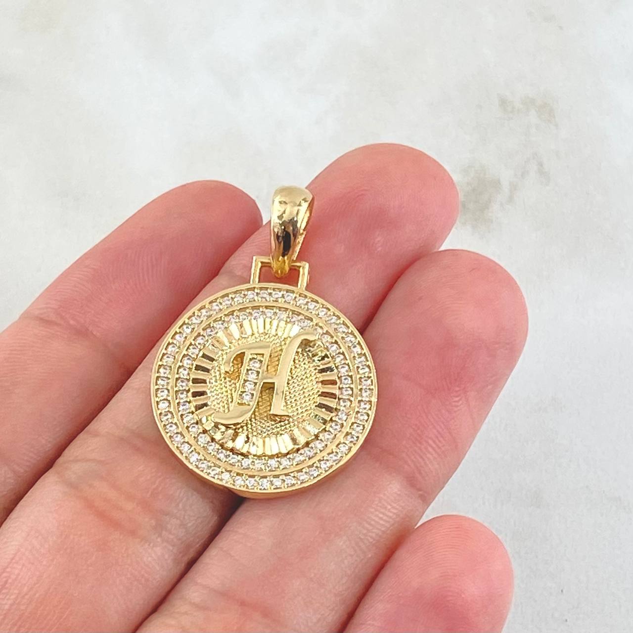 Dije Medalla Letra H 4.95gr / 1 1/4 in / Oro Amarillo 18K