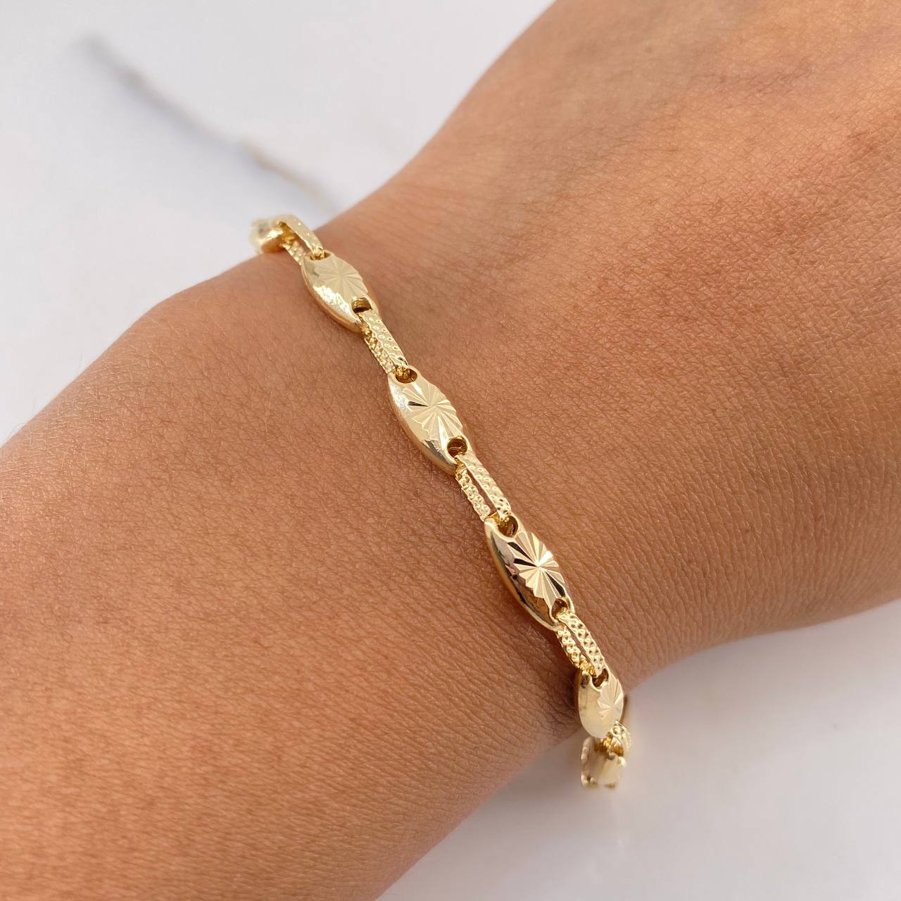 Pulso Rustico Eslabon 7.6gr / 22cm / 4.3mm Diamantado Oro Amarillo 18K &